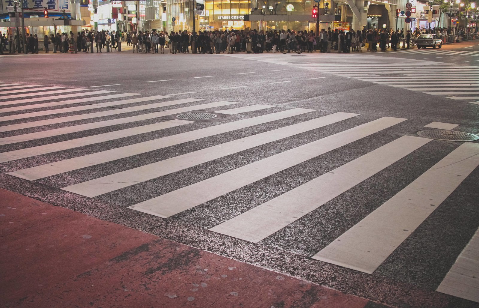 「渋谷のスクランブル交差点で信号待ち」の写真