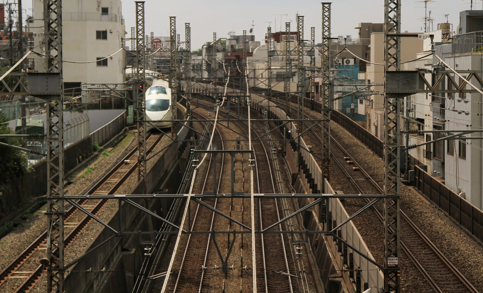 都会を走る電車の写真素材 ぱくたそ