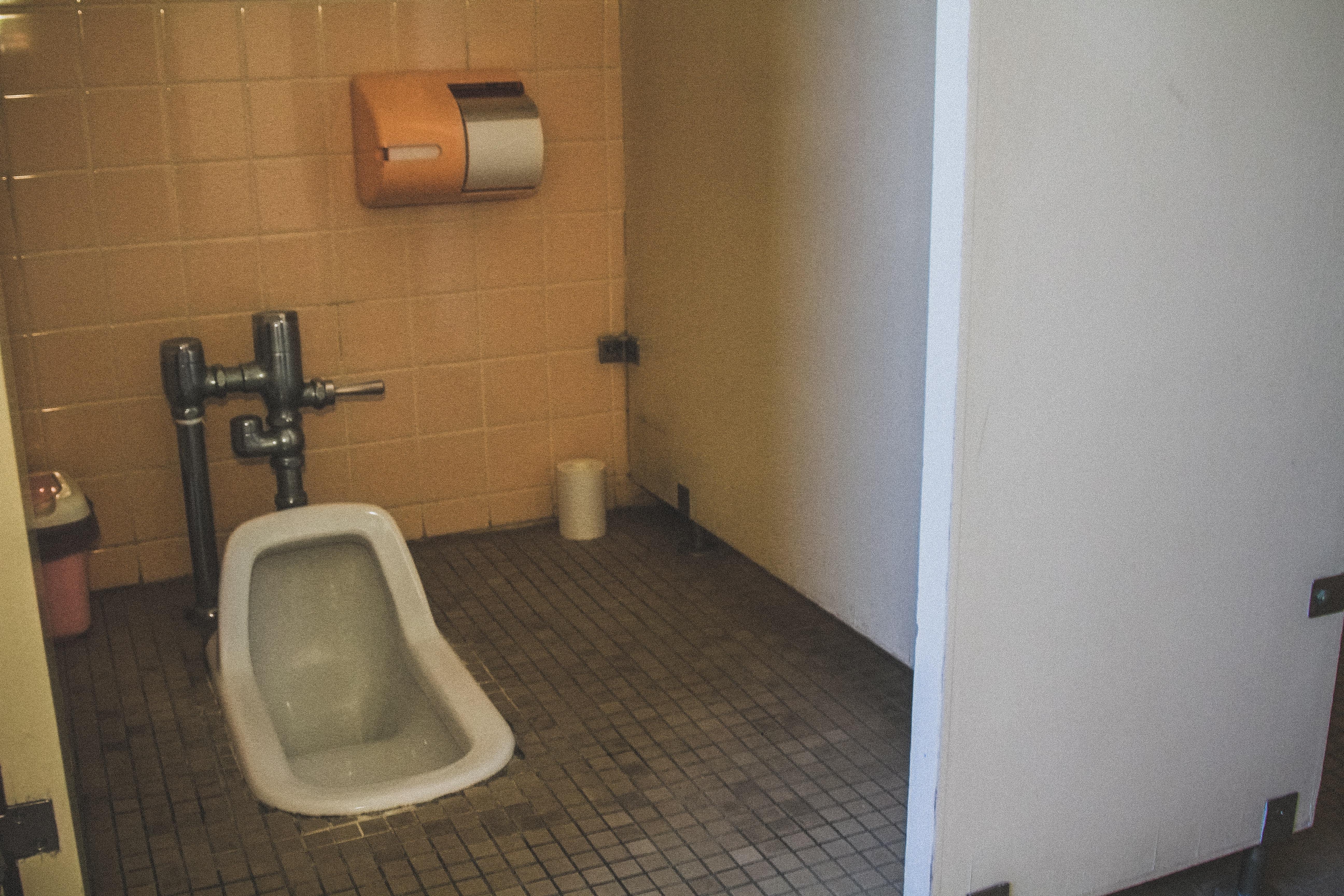 不気味な和式トイレの写真（画像）を無料ダウンロード フリー素材のぱくたそ