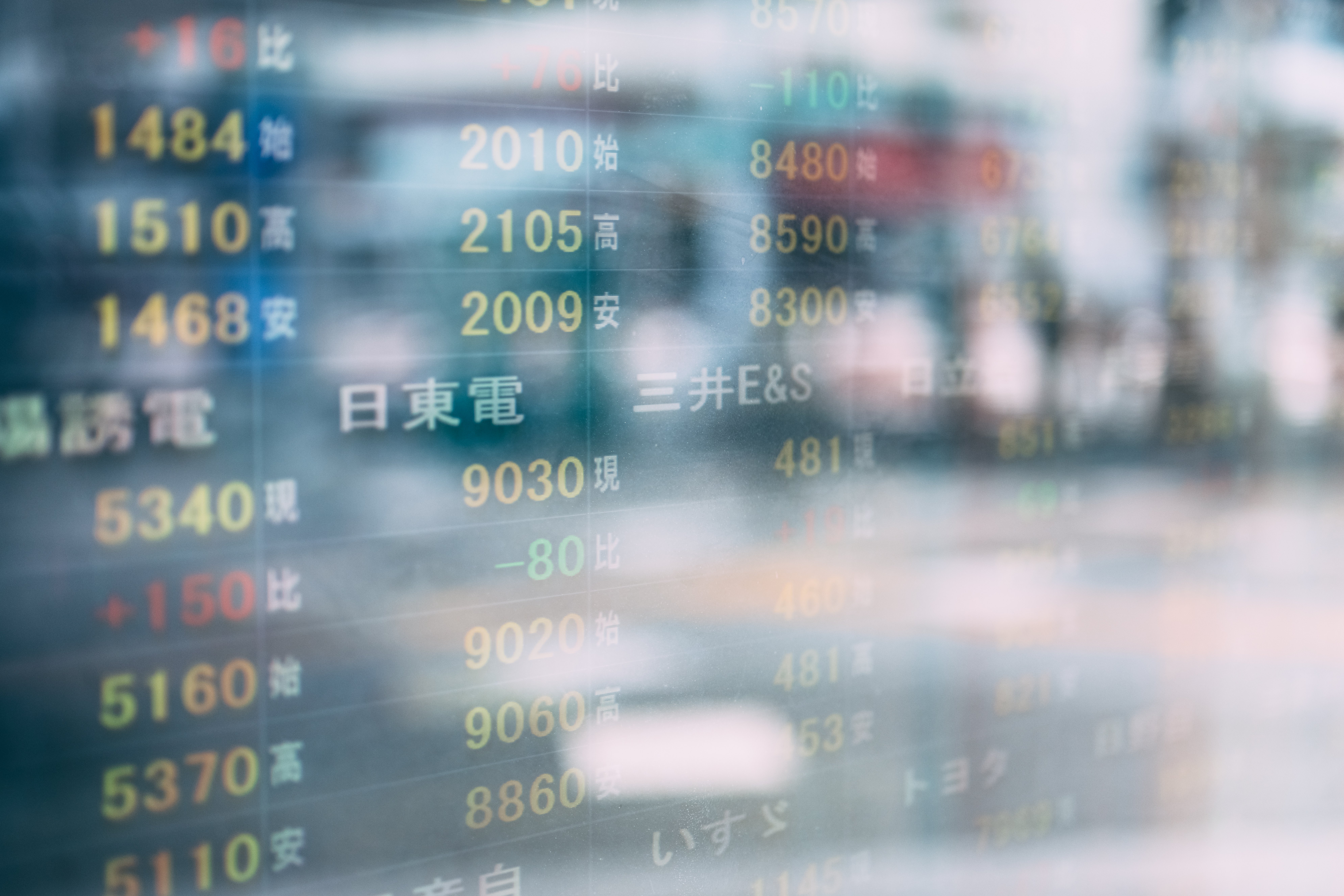 株価の電光掲示板の反射と株価の写真素材 ぱくたそ