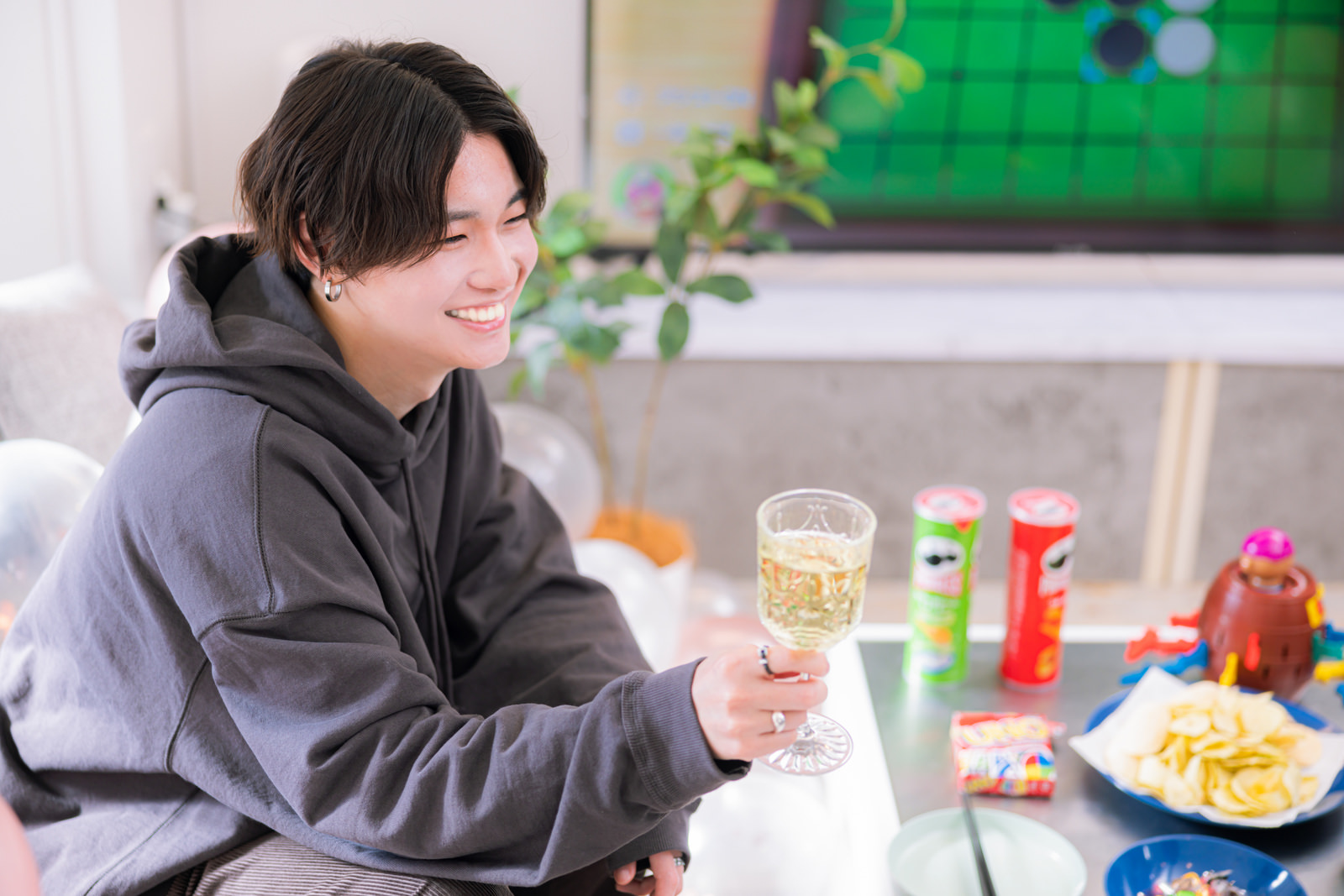 「笑顔が素敵な推しとシュワシュワで乾杯 | フリー素材のぱくたそ」の写真［モデル：SHUN］
