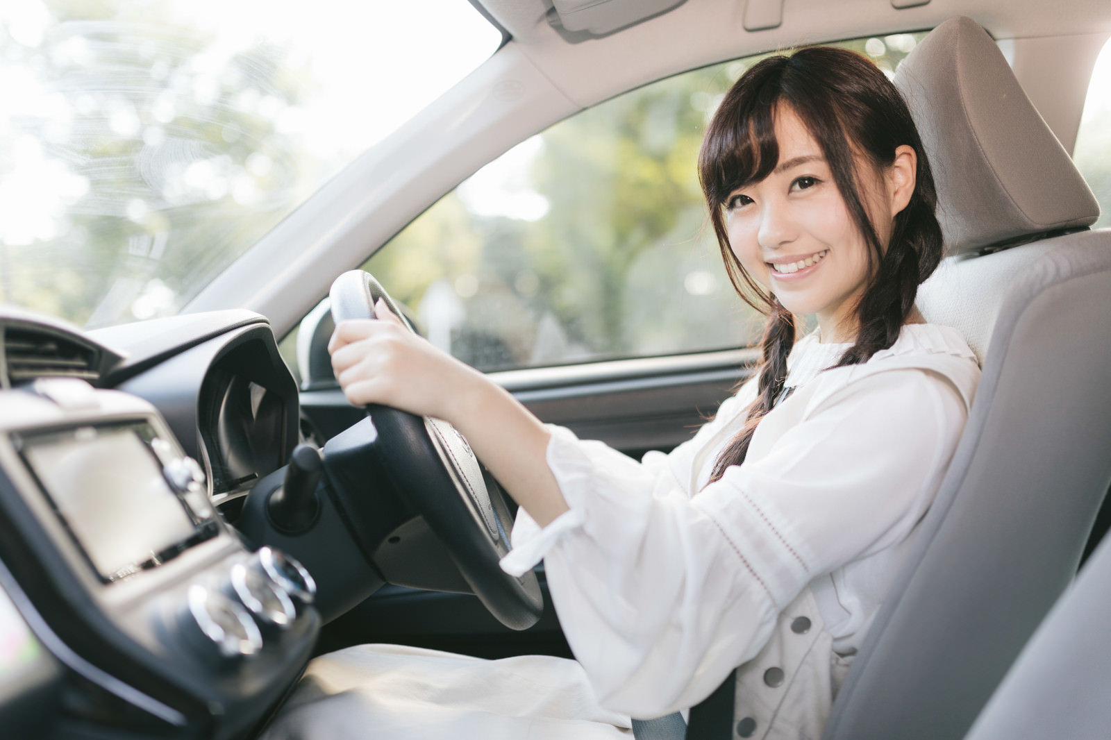 「今日はわたしが運転するね」の写真［モデル：河村友歌］