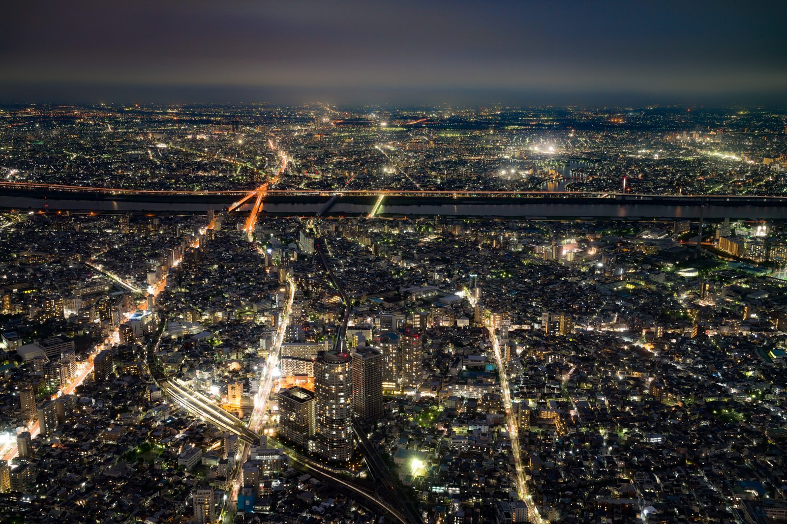 街並みの夜景の写真 フリー素材は ぱくたそ 写真を無料ダウンロード