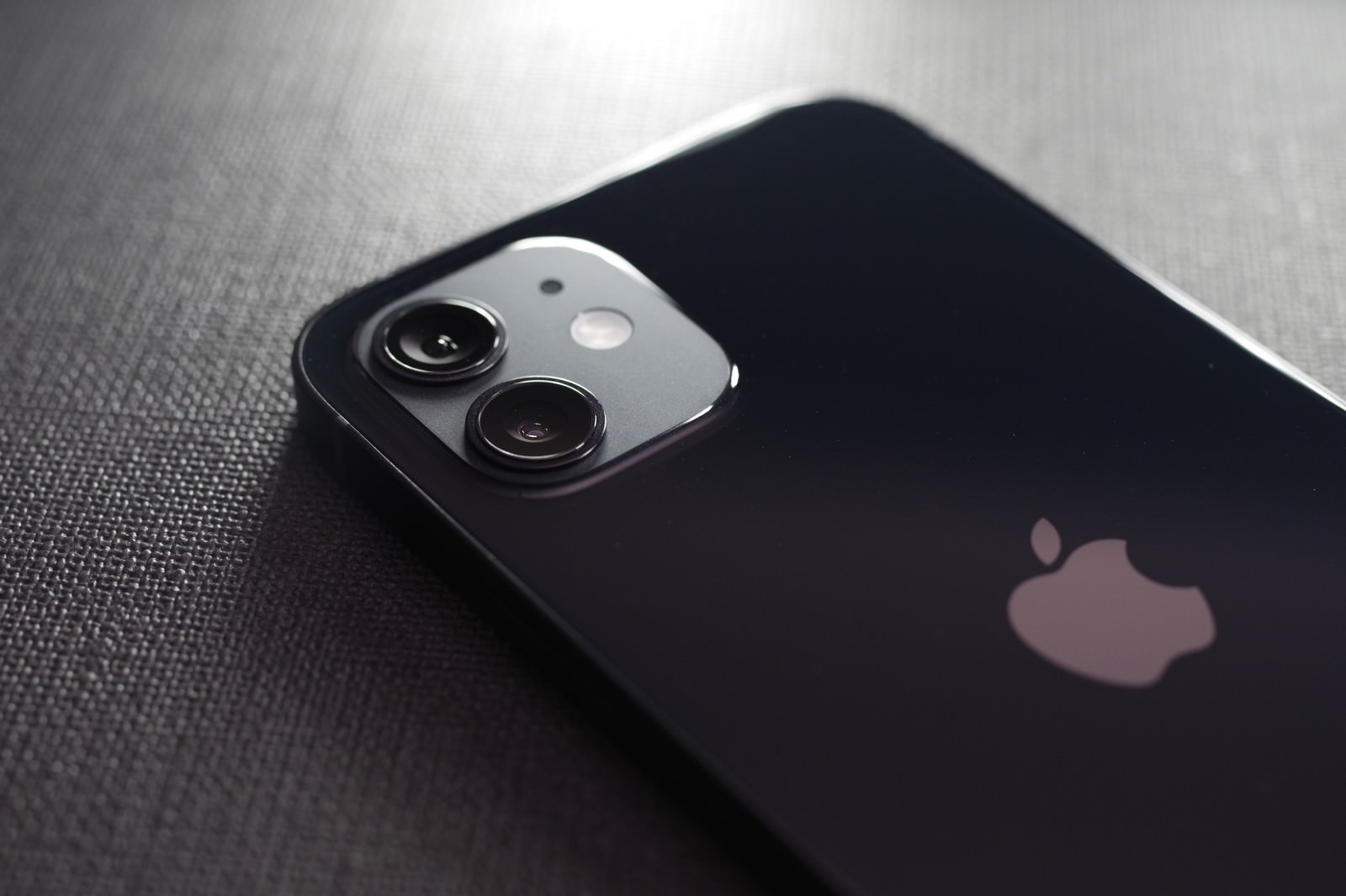「iPhone 12 ブラックの背面 | フリー素材のぱくたそ」の写真