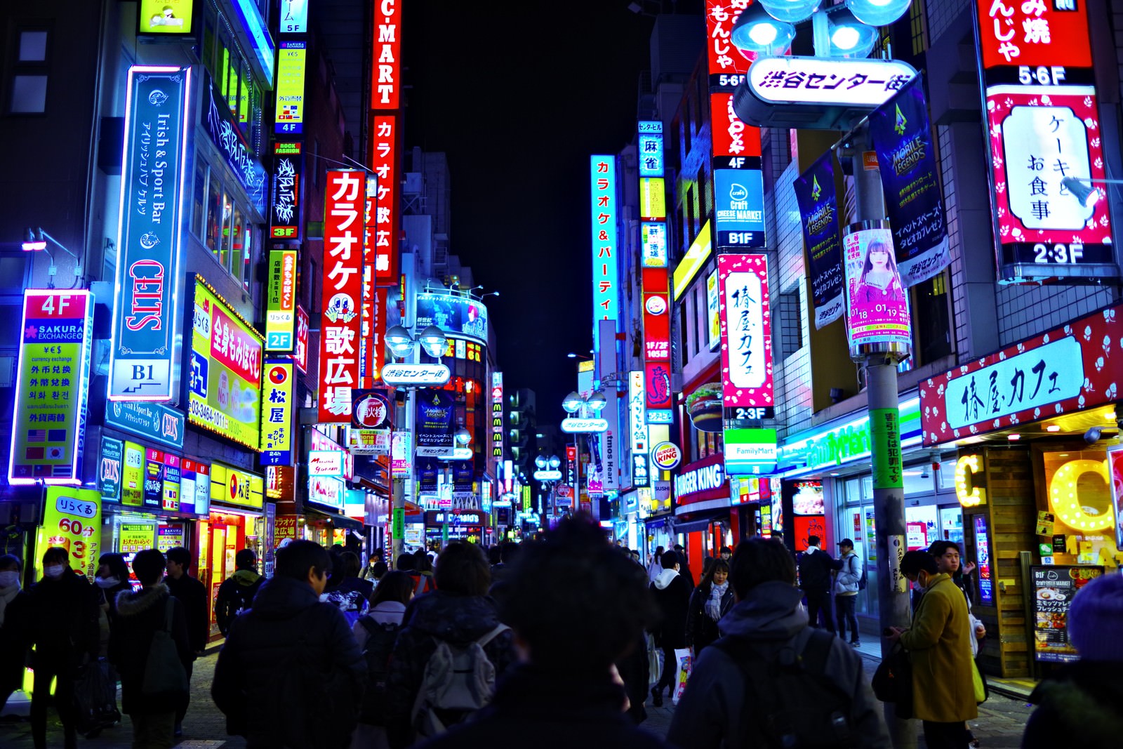 渋谷センター街のネオンギラギラの写真素材 ぱくたそ