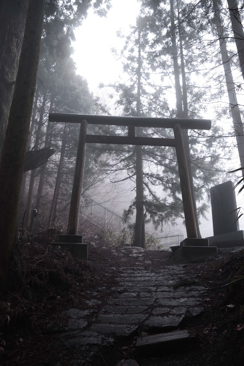 霧と鳥居 御岳山 の写真を無料ダウンロード フリー素材 ぱくたそ 霧と鳥居 御岳山 の写真を無料ダウンロード フリー素材 ぱくたそ