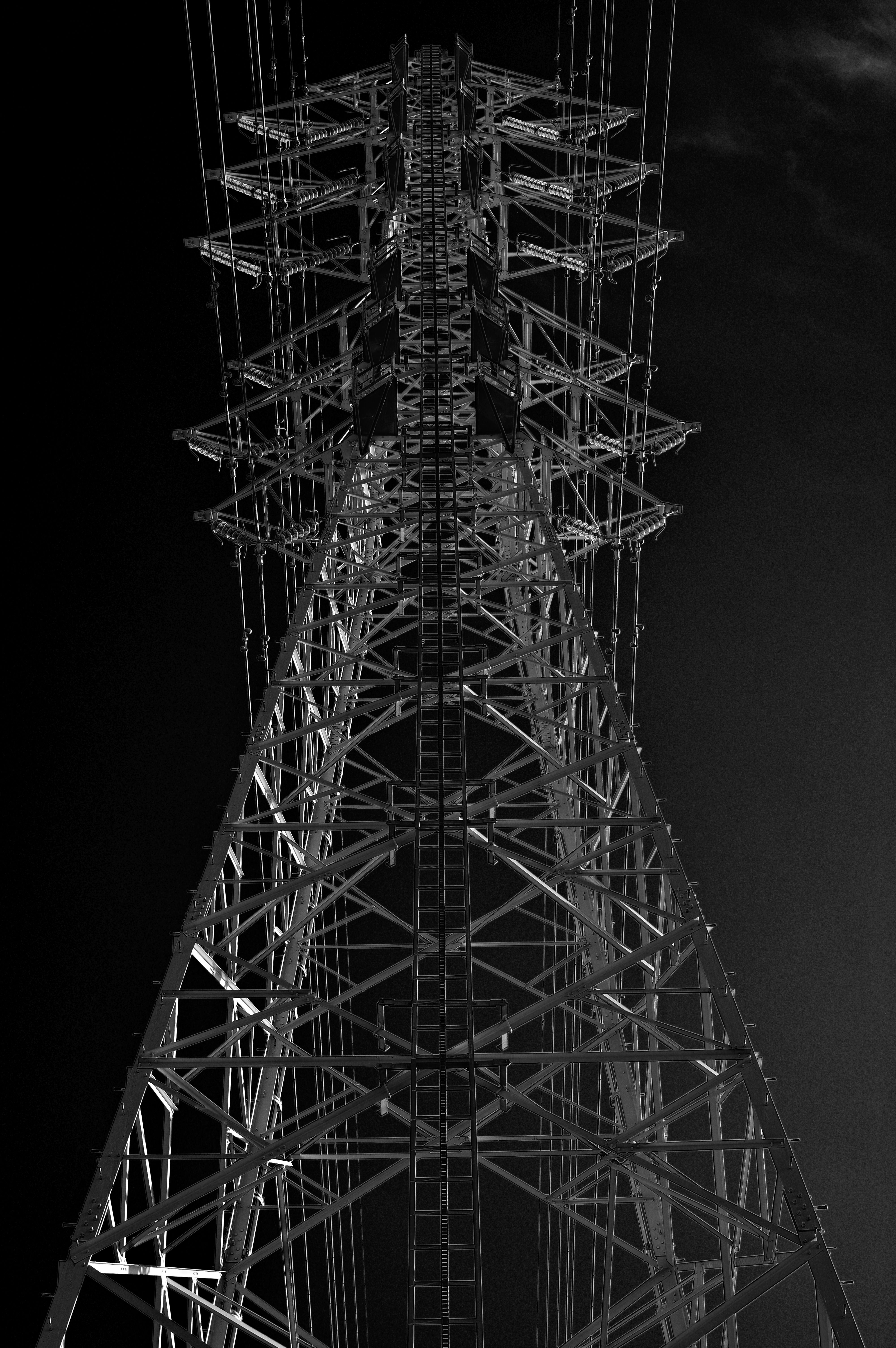 送電鉄塔を見上げるの写真素材 ぱくたそ