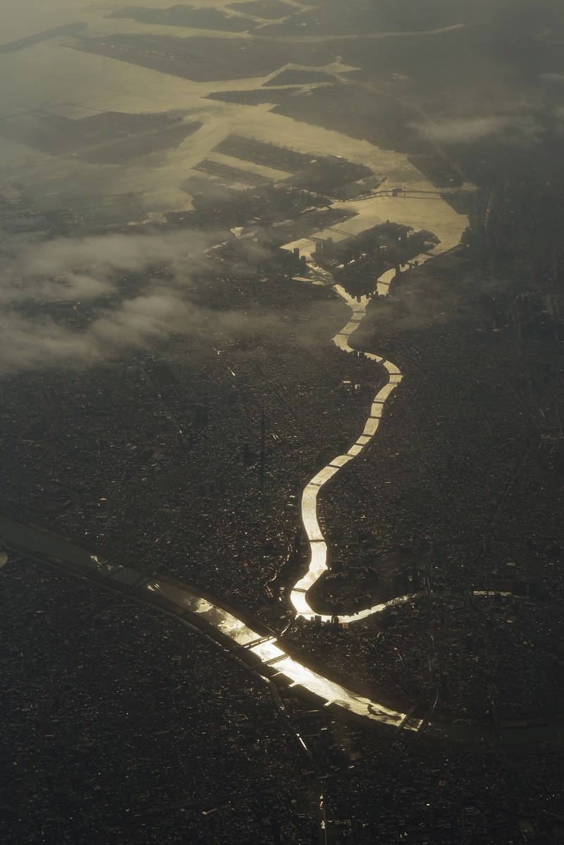 「上空から太陽に反射した河川（荒川と隅田川） | フリー素材のぱくたそ」の写真