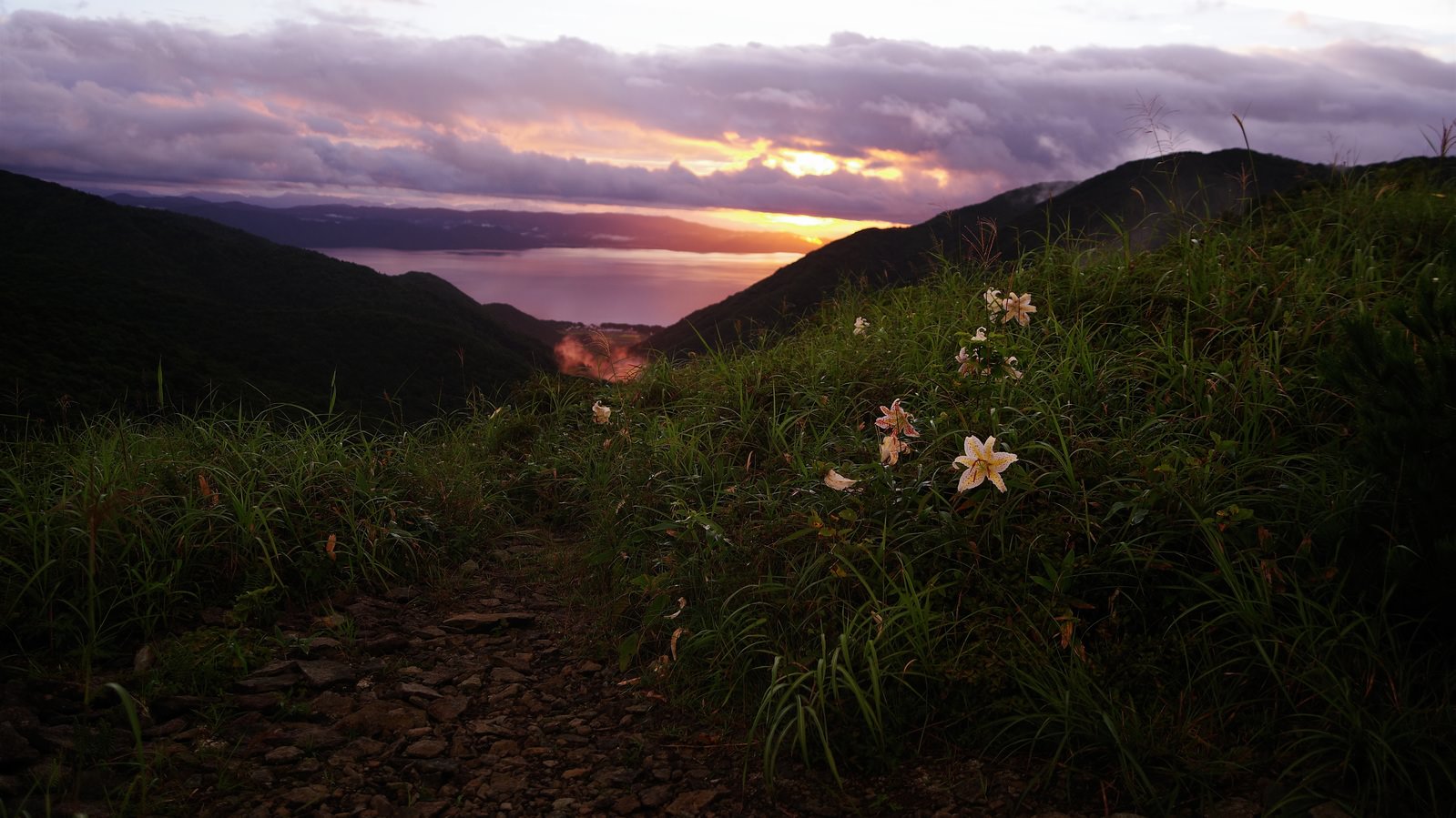 「日没前の御霊櫃峠（福島県郡山市） | フリー素材のぱくたそ」の写真