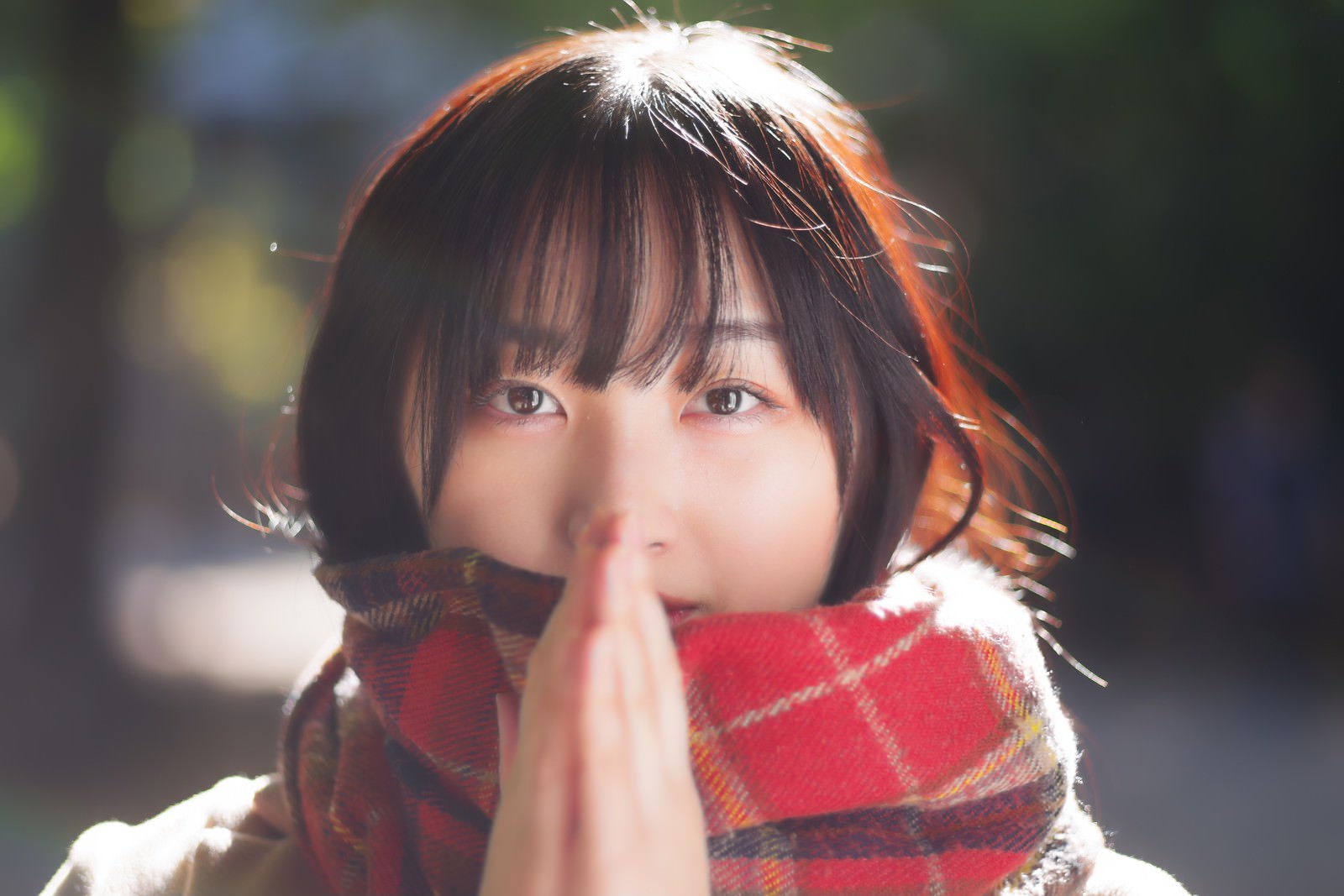 手が寒いマフラー女子の写真素材 ぱくたそ 手が寒いマフラー女子の写真素材 ぱくたそ