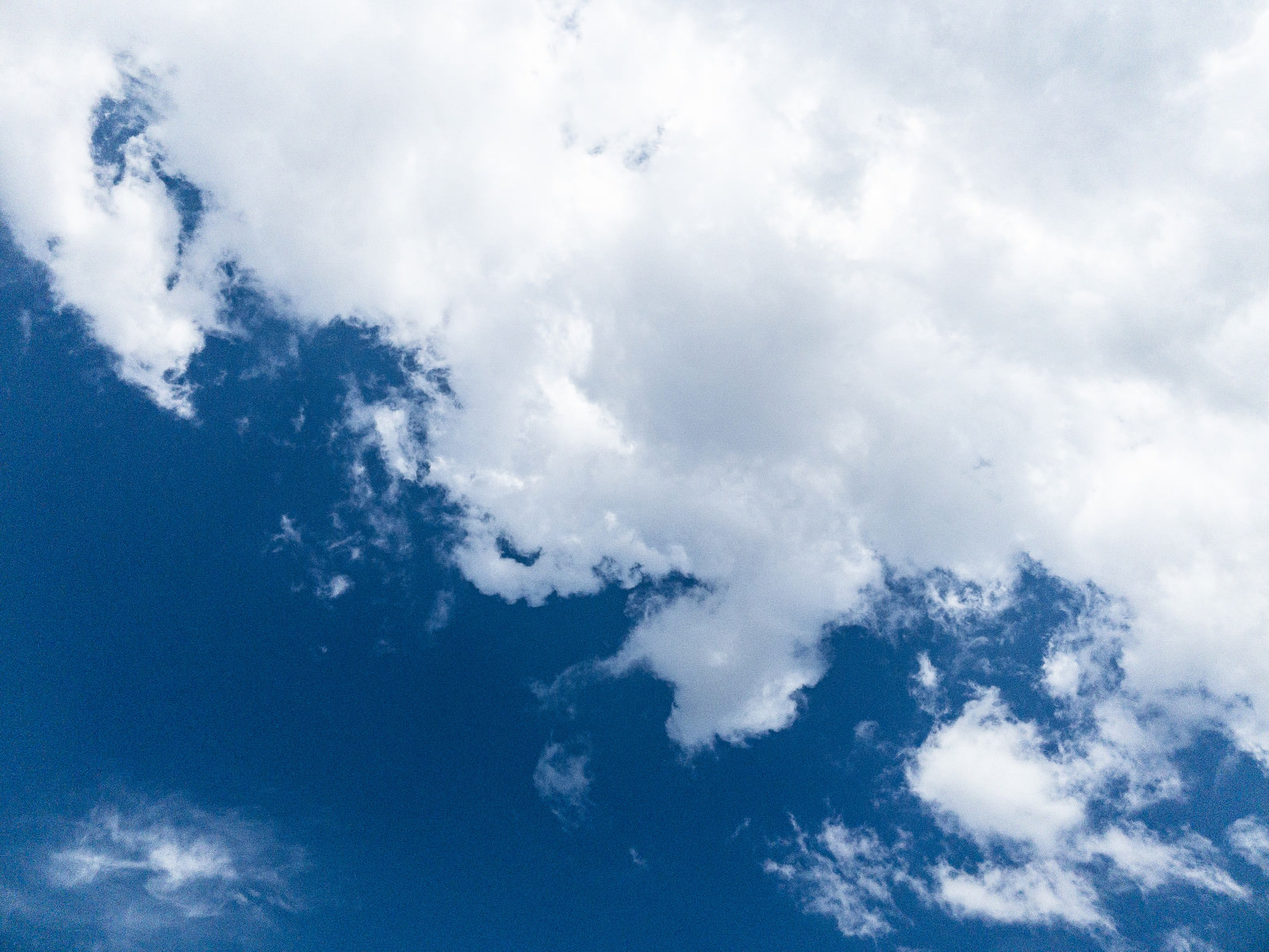 「青空と厚い雲 | フリー素材のぱくたそ」の写真