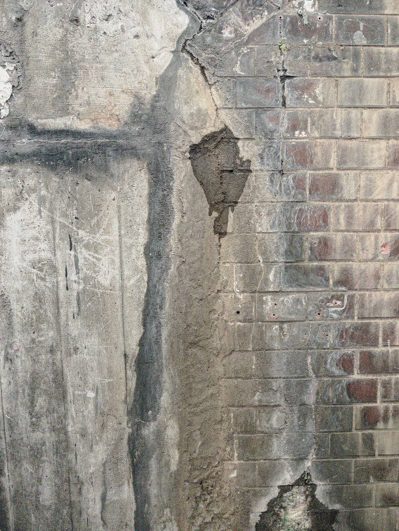 「水の染みた擁壁のテクスチャ」の写真