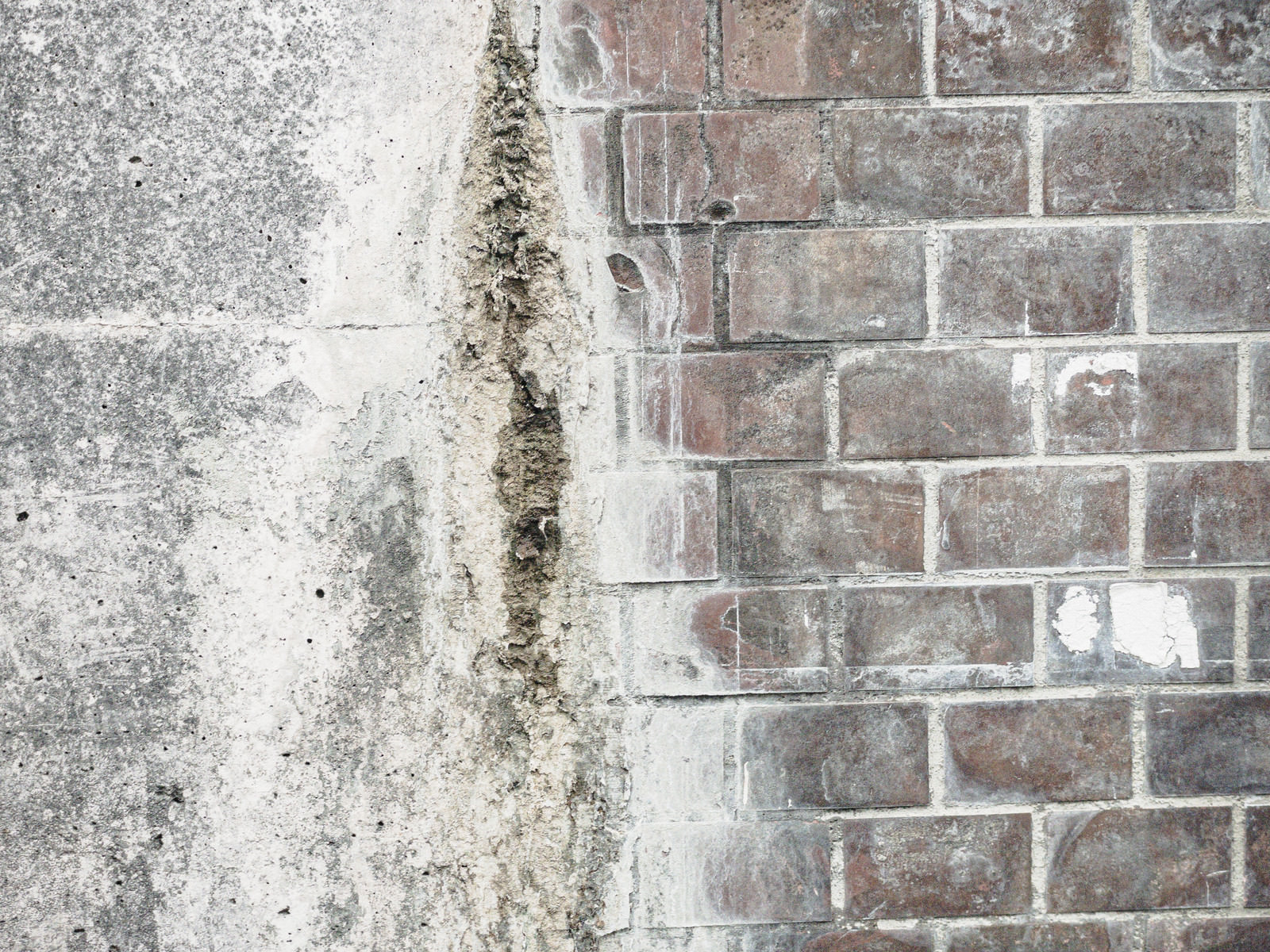 「汚れのこびりついた壁（テクスチャ） | フリー素材のぱくたそ」の写真