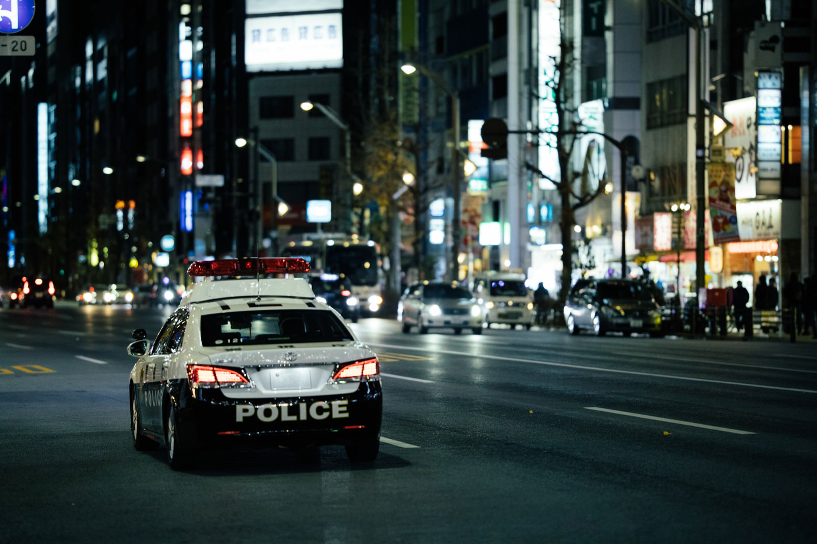 夜の繁華街を巡回するパトカー 写真無料ダウンロード - フリー素材 ...