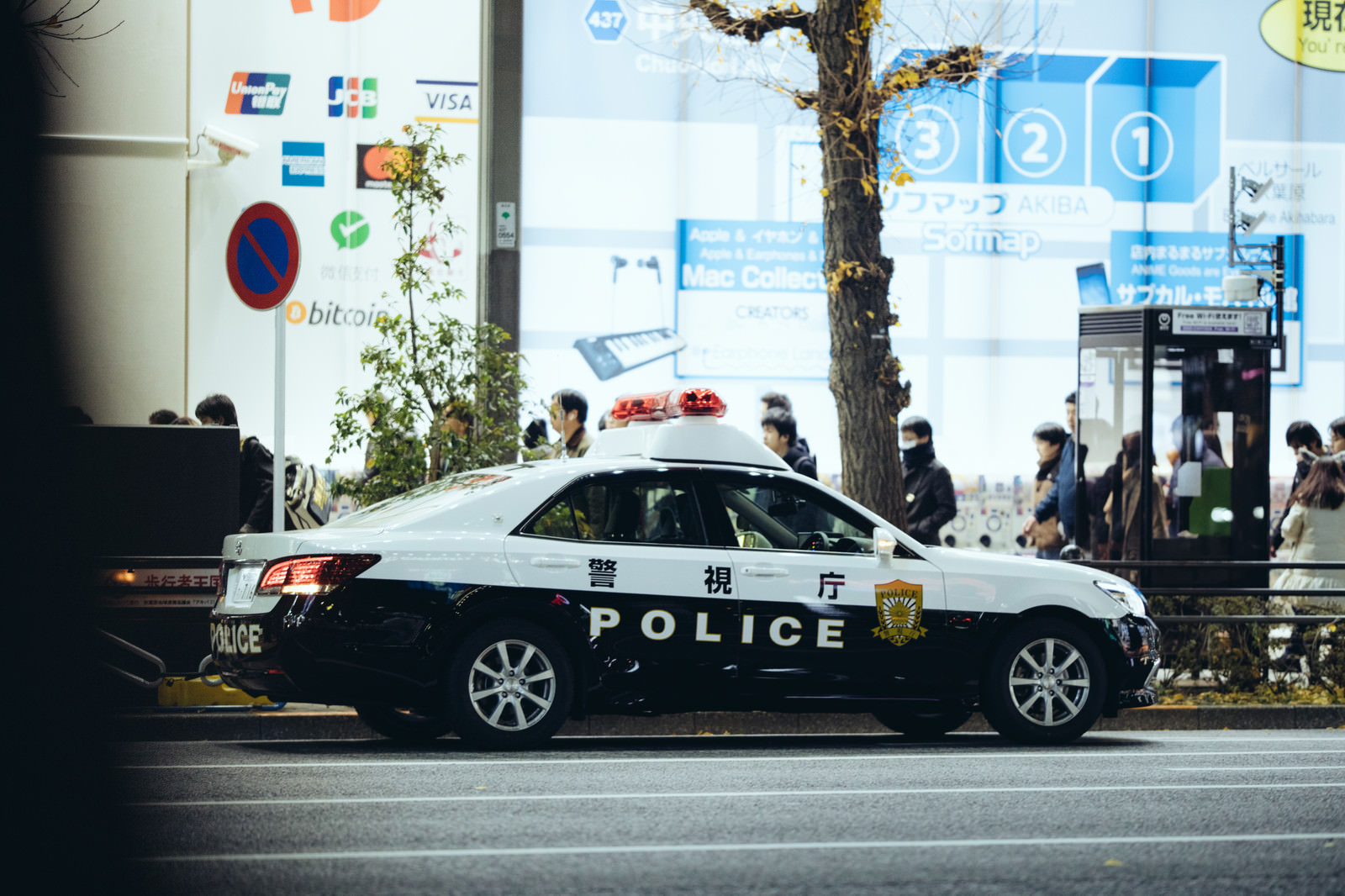 路肩に停車するパトカーの写真 フリー素材は ぱくたそ 写真を無料ダウンロード