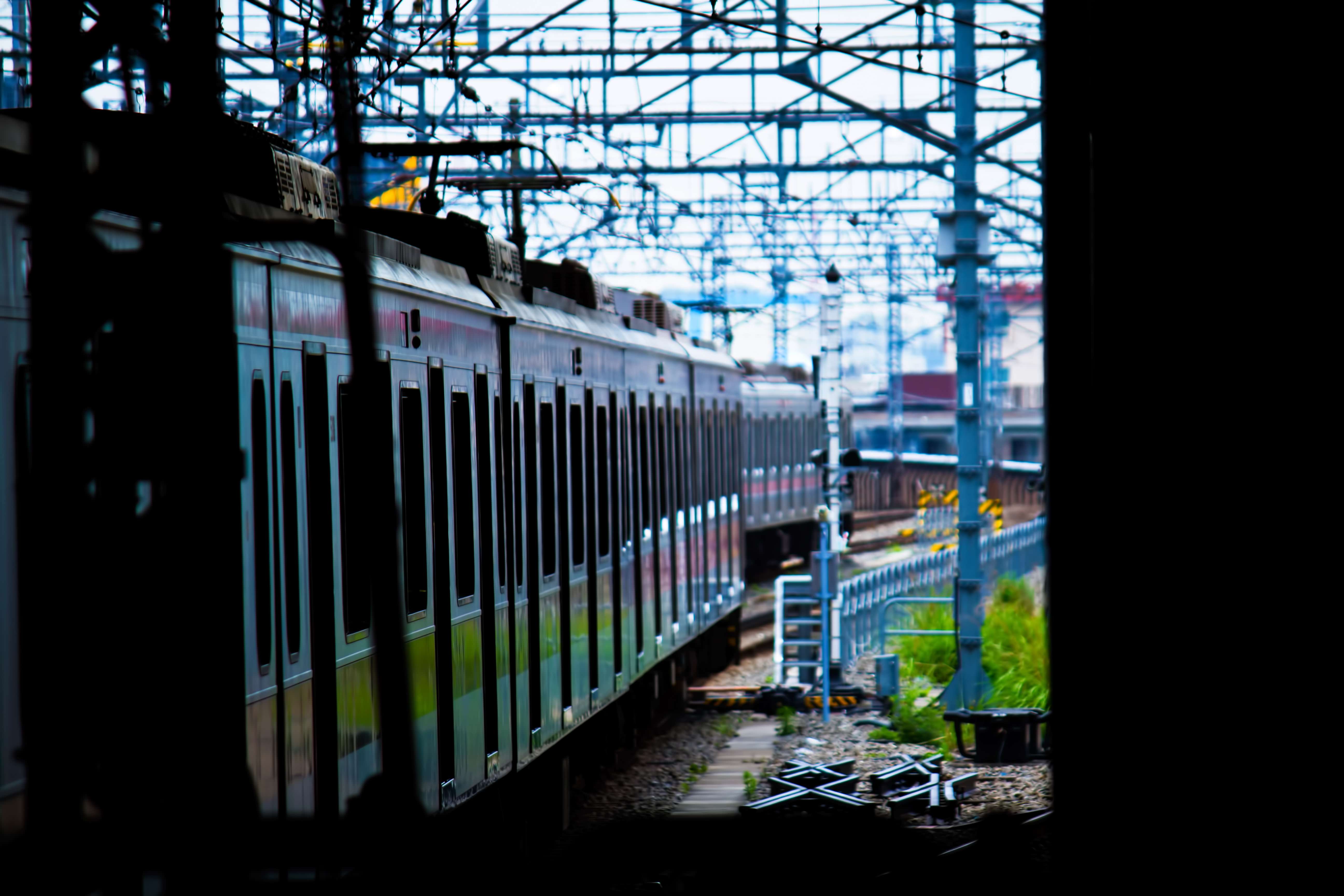 すれ違う電車の写真素材 ぱくたそ