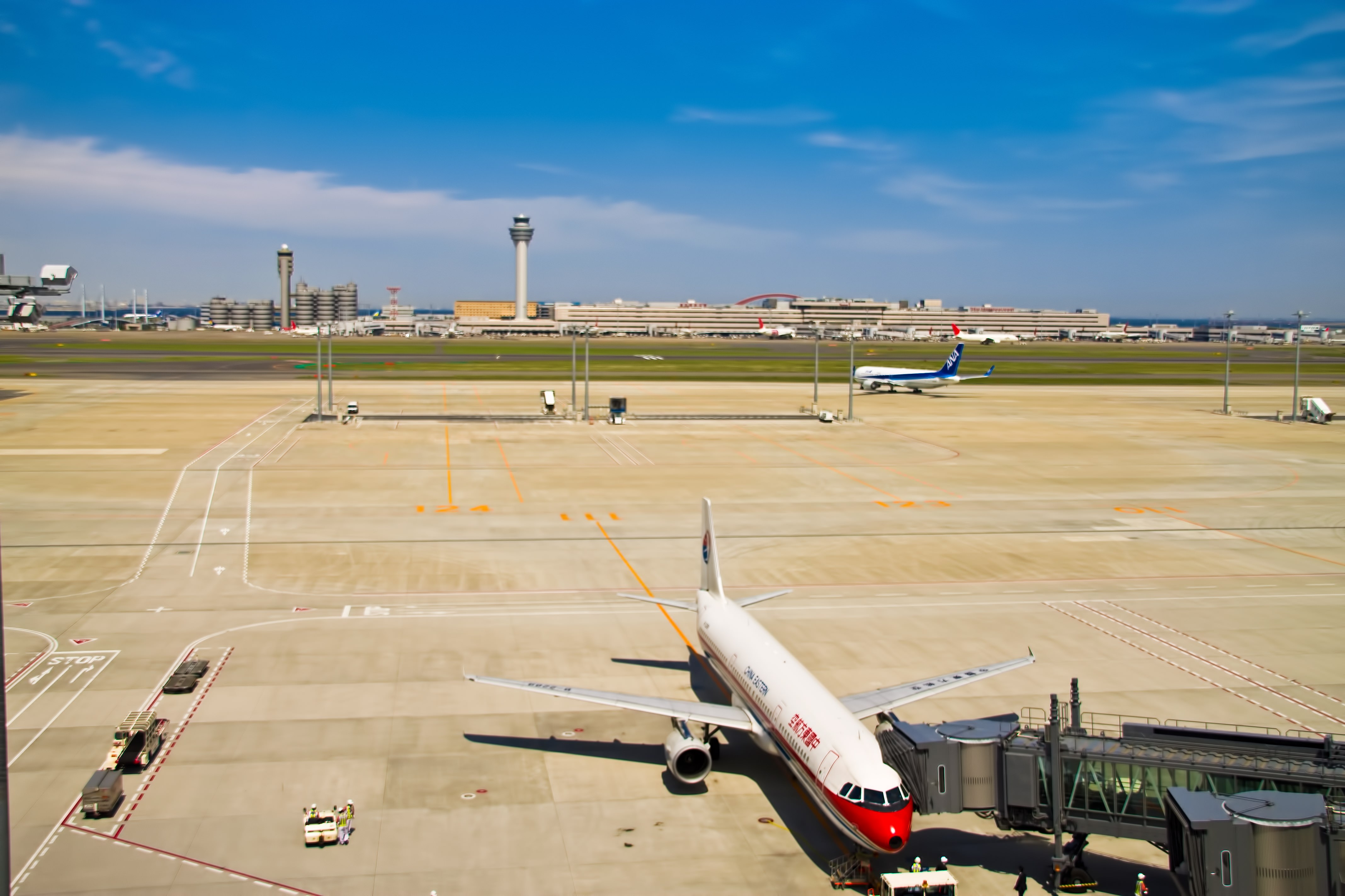 飛行機と滑走路の写真素材 ぱくたそ