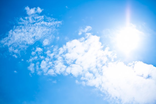 真夏日の日差しと青空の写真を無料ダウンロード フリー素材 ぱくたそ 真夏日の日差しと青空の写真を無料ダウンロード フリー素材 ぱくたそ
