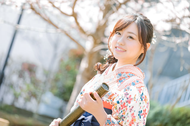 卒業証書を持った袴女子の写真
