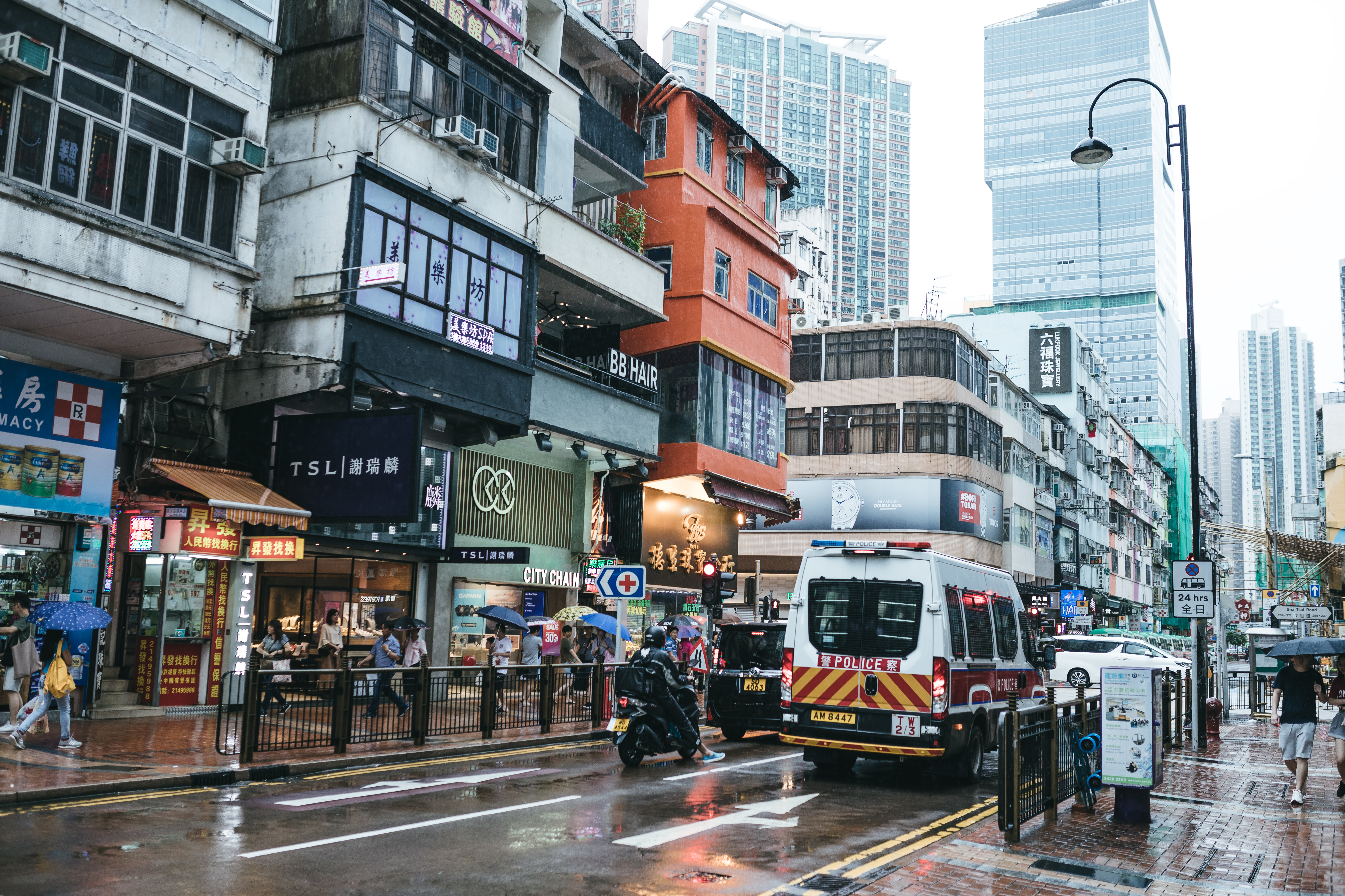 香港の市街地と警察車両の写真素材 ぱくたそ