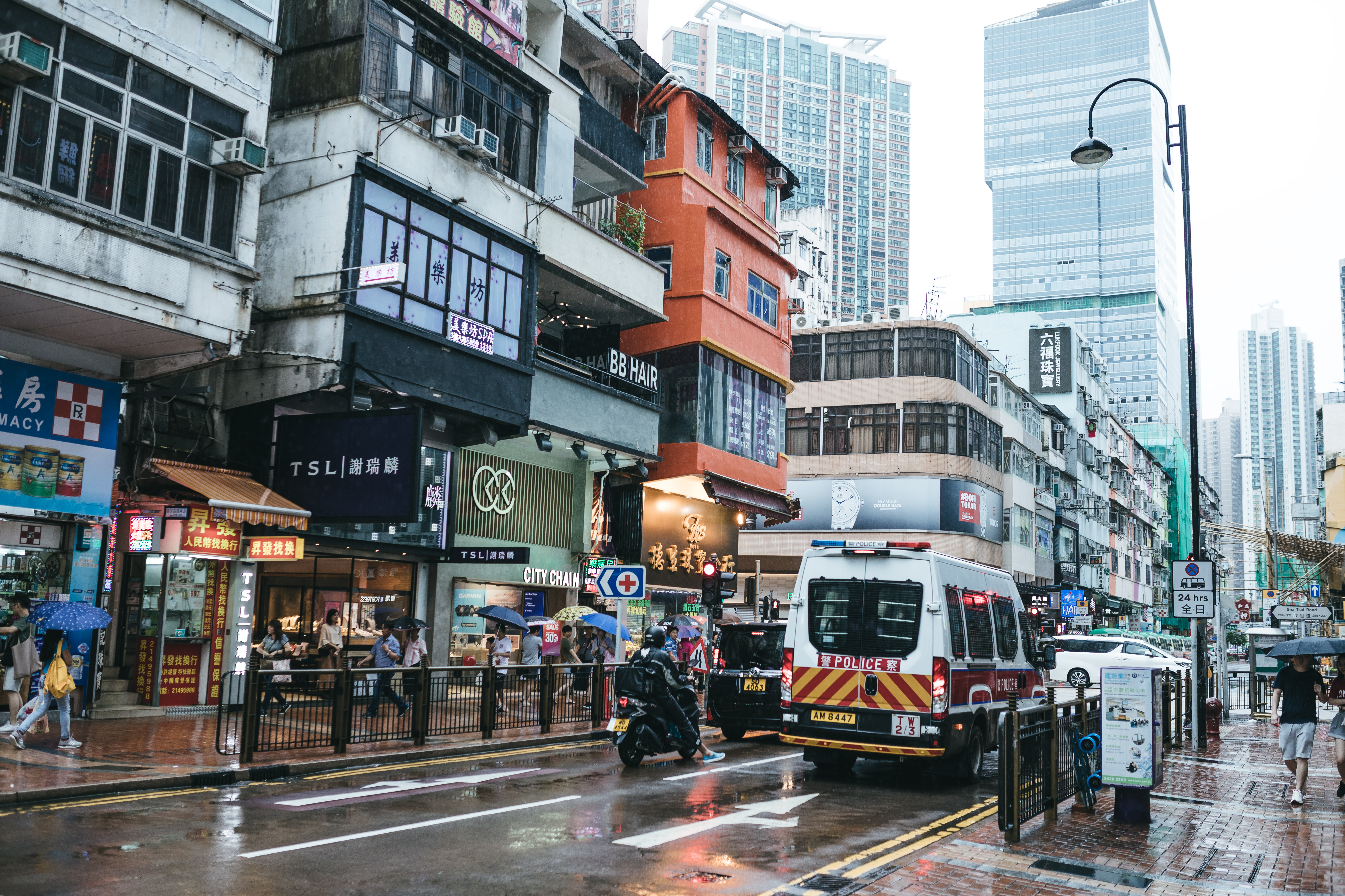 香港の市街地と警察車両の写真素材 ぱくたそ 香港の市街地と警察車両の写真素材 ぱくたそ