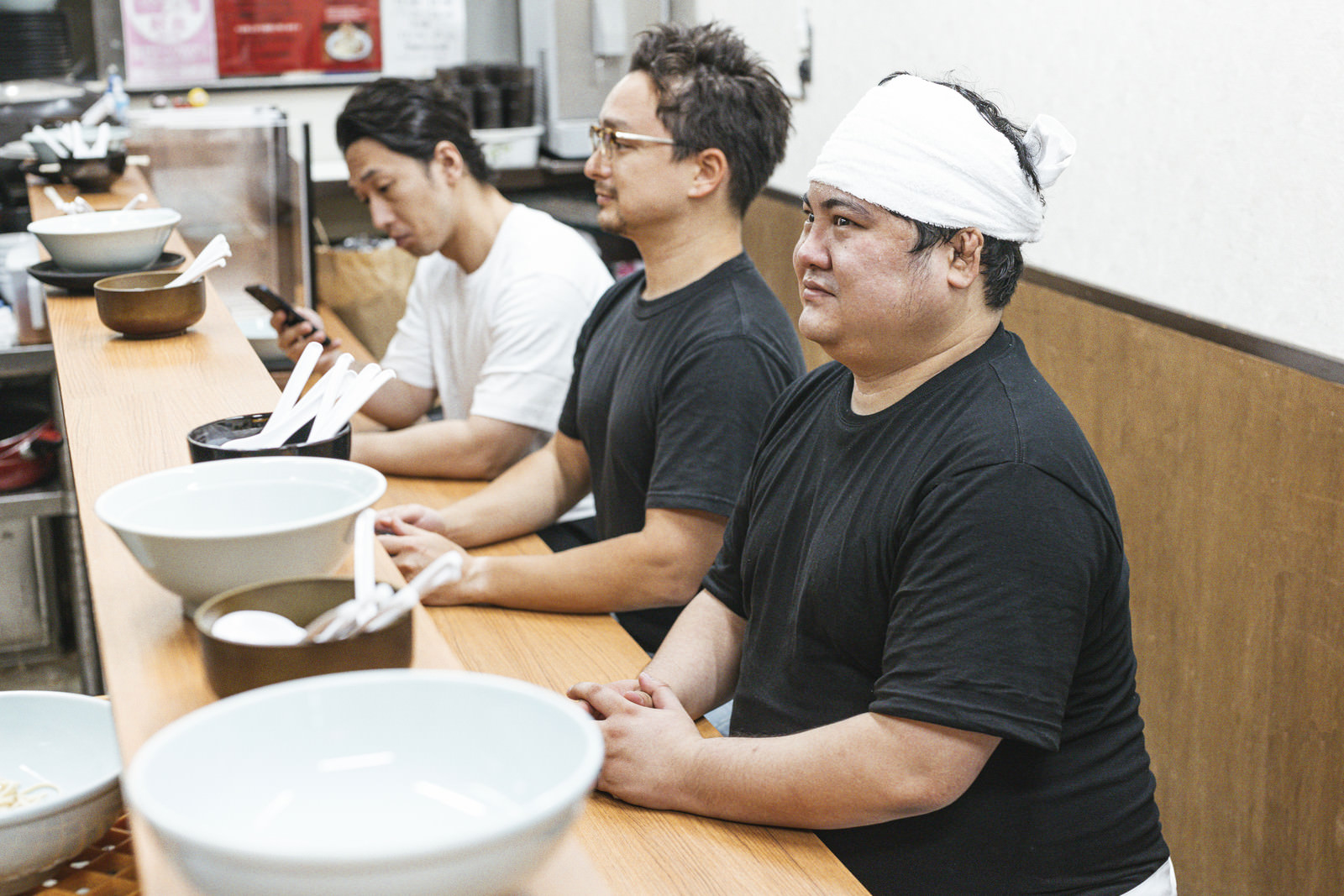 「ラーメン屋店主風のコスプレをした客が紛れ込む | フリー素材のぱくたそ」の写真［モデル：段田隼人 大川竜弥 Max_Ezaki］