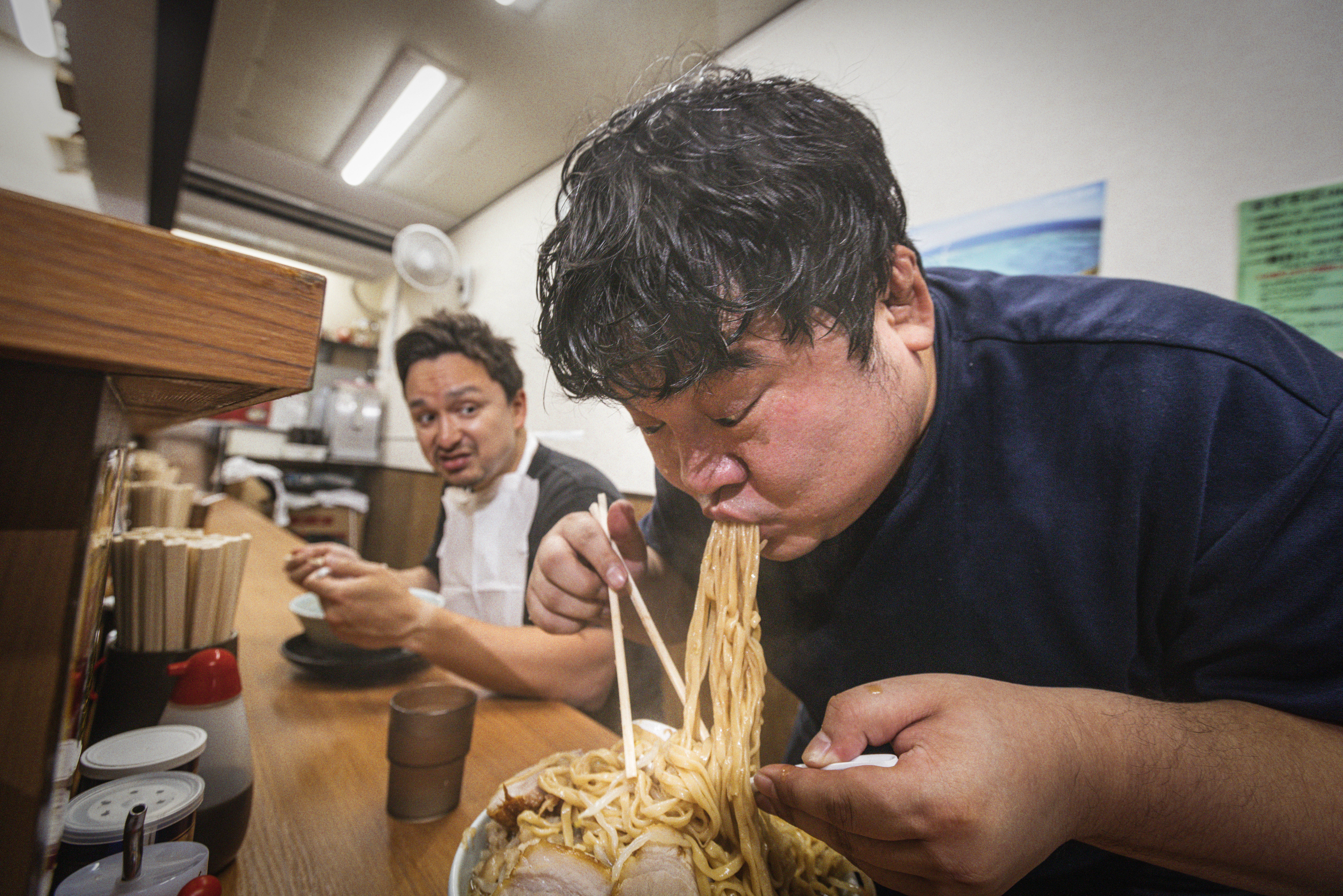 本能のままに麺をバキュームする客の写真素材 ぱくたそ