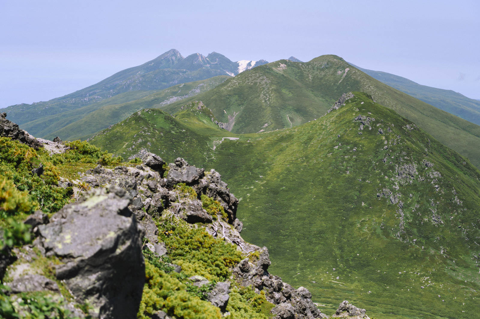 「羅臼岳登山道から見る硫黄岳」の写真