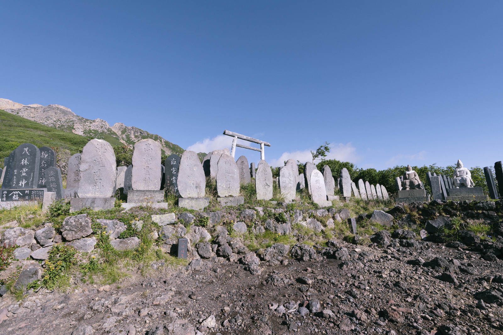 「御嶽山登山道沿いに並ぶ石碑 | フリー素材のぱくたそ」の写真