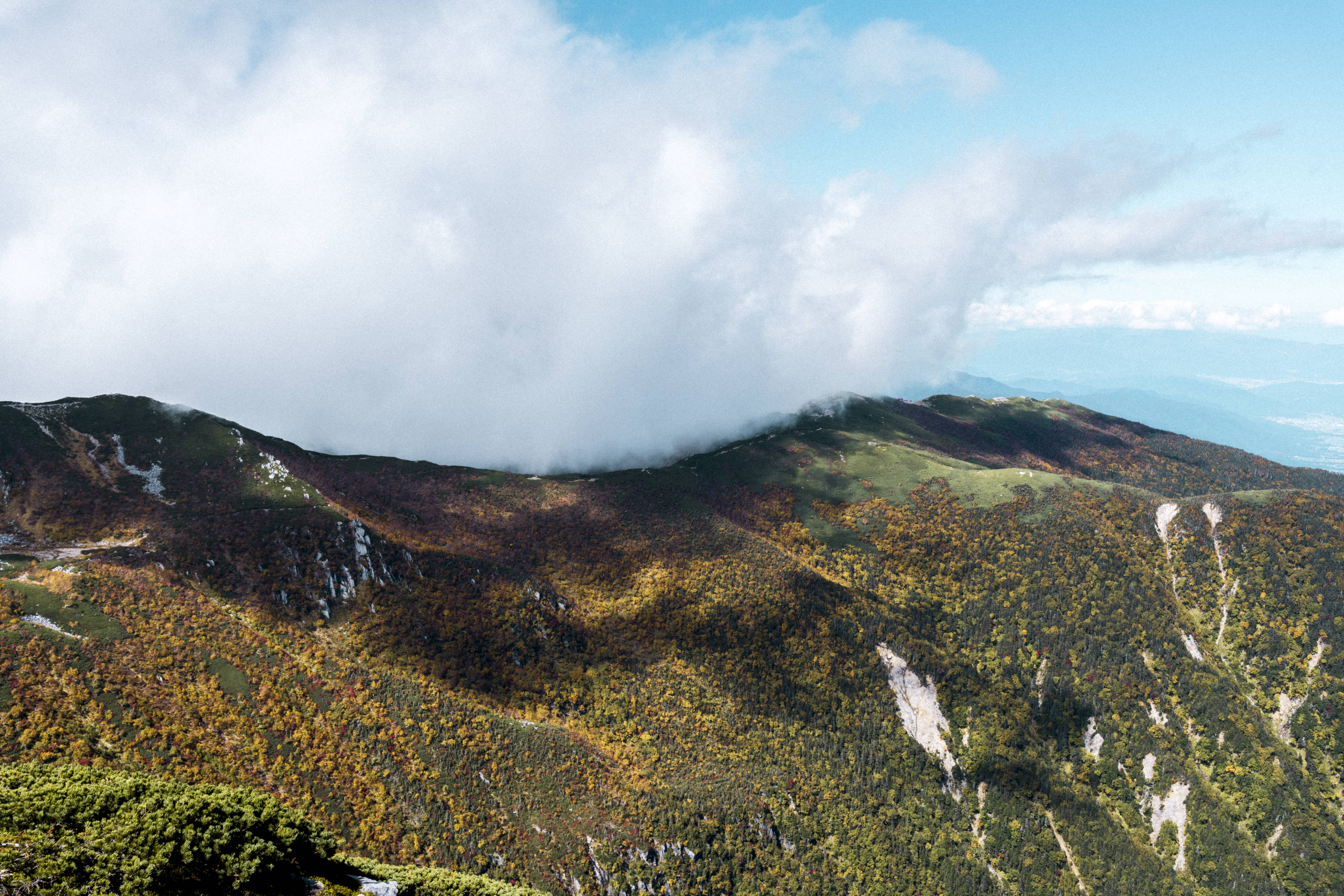 木曽駒ヶ岳稜線に覆いかぶさる雲の写真素材 ぱくたそ