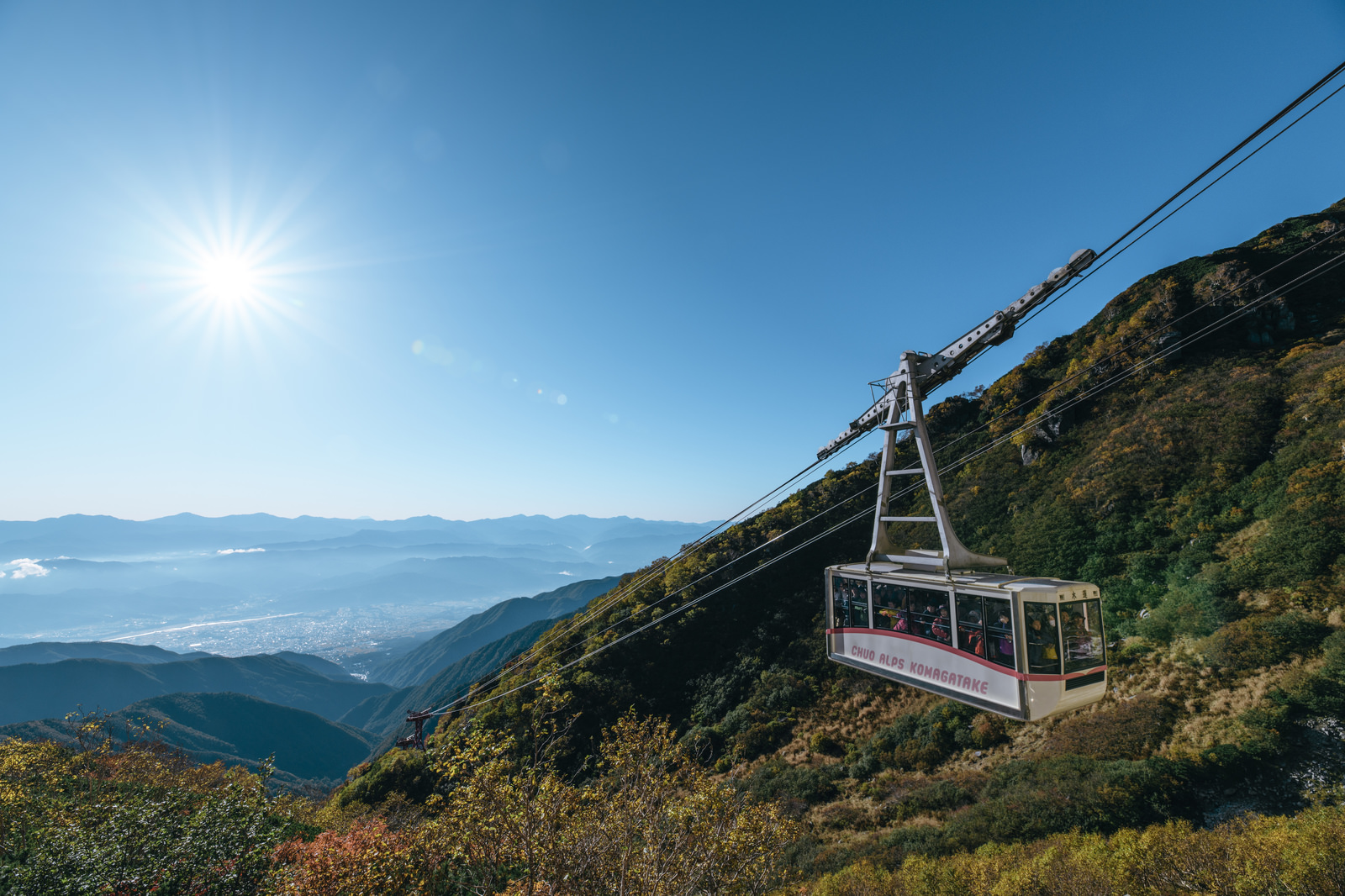 「紅葉の山を登る木曽駒ヶ岳ロープウェイ | フリー素材のぱくたそ」の写真