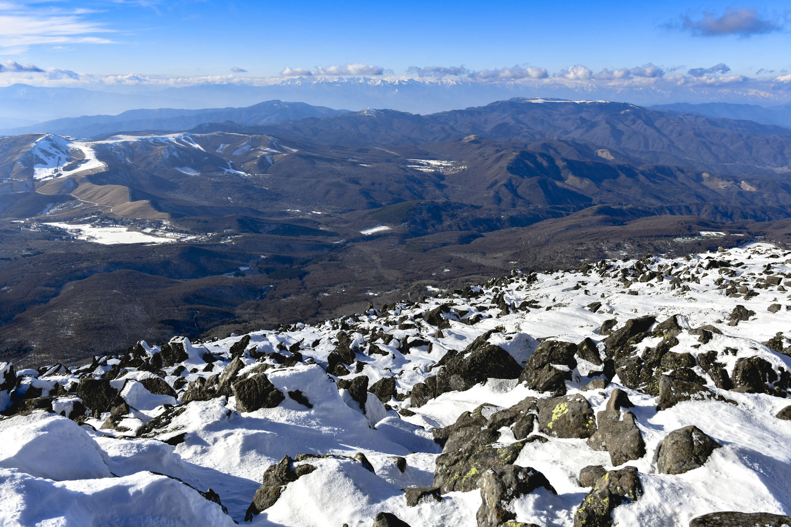 晴天の蓼科山山頂と北アルプス方面の景色の写真素材 ぱくたそ