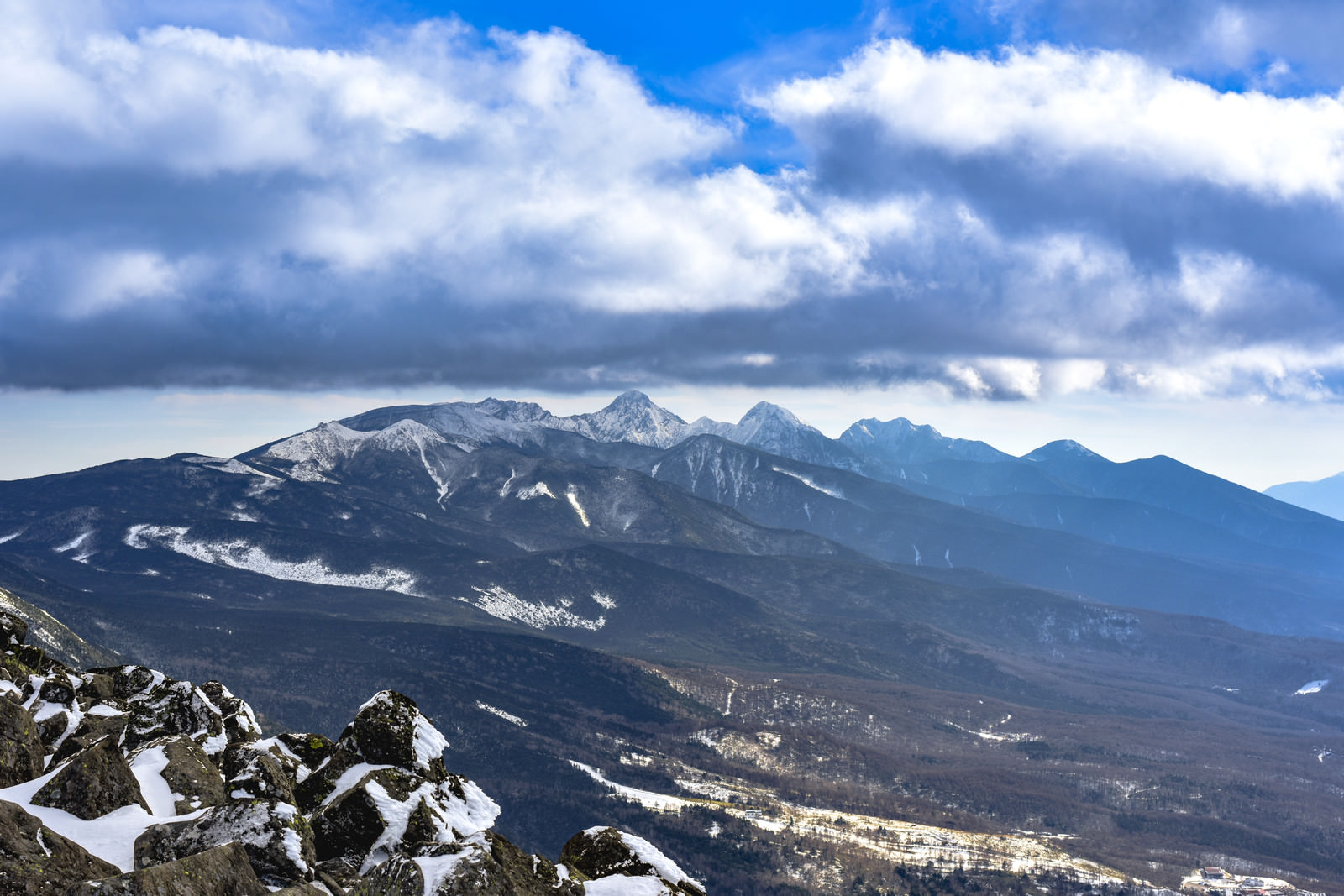 「蓼科山から見る八ヶ岳赤岳方面の景色 | フリー素材のぱくたそ」の写真