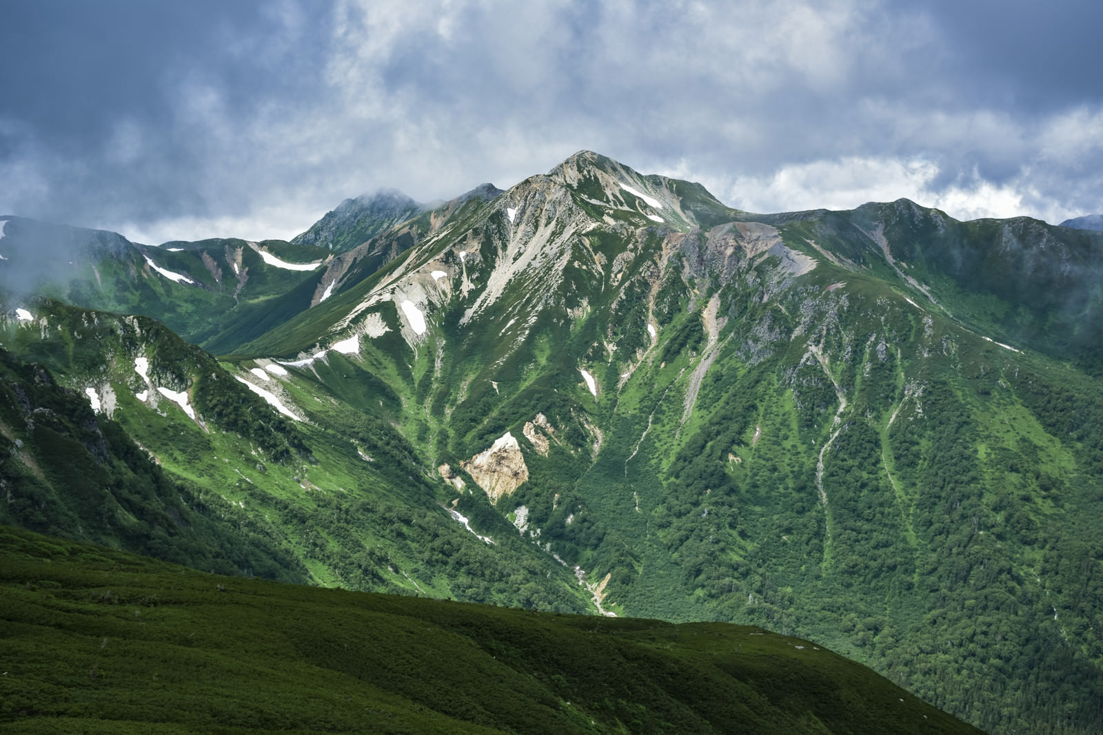 雲の中に顔を出した鷲羽岳 わしばだけ の写真素材 ぱくたそ