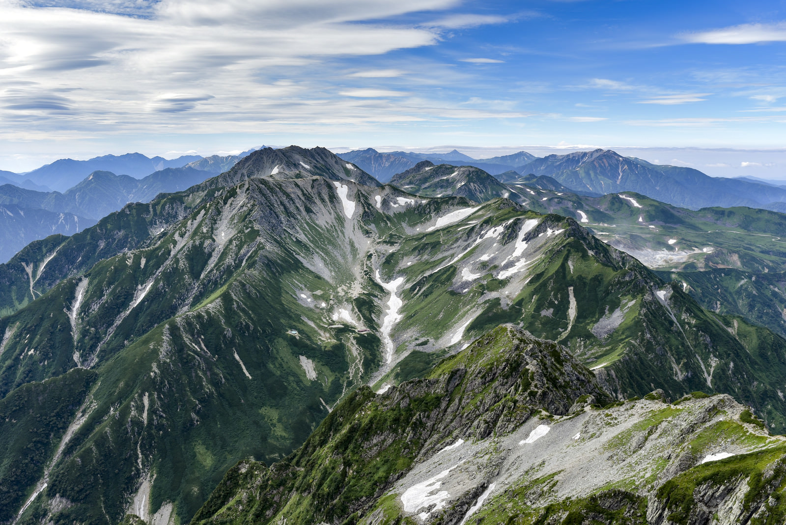 「別山から立山雄山へと続く稜線を見る（剱岳） | フリー素材のぱくたそ」の写真