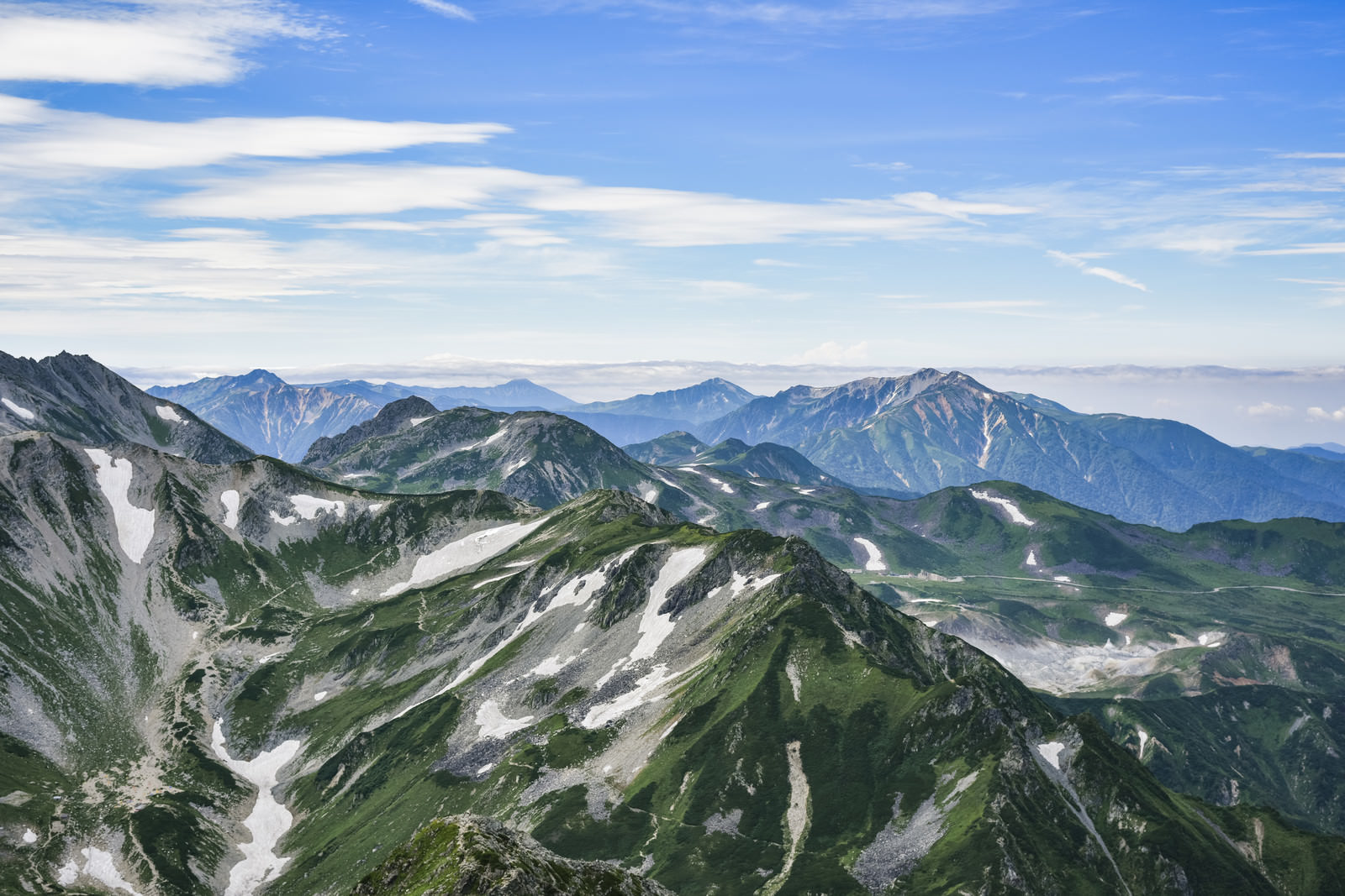 「剱岳から見る薬師岳方面の景色 | フリー素材のぱくたそ」の写真