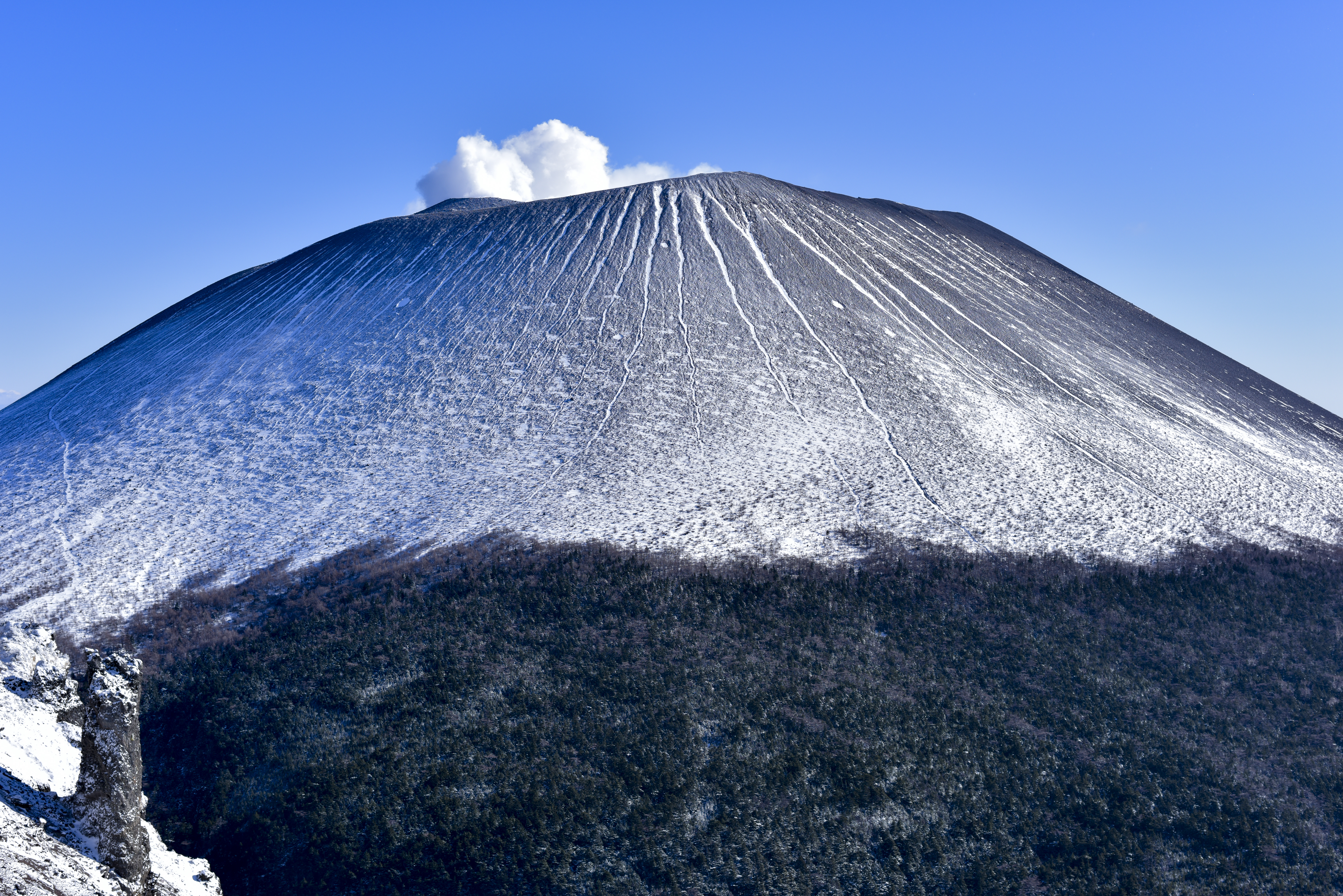 雪を纏った浅間山 あさまやま の写真を無料ダウンロード フリー素材 ぱくたそ