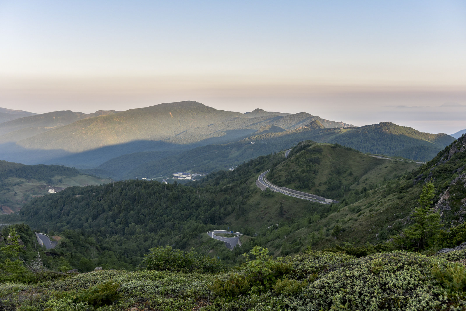 早朝の草津白根山につながる山道の写真 画像 を無料ダウンロード フリー素材のぱくたそ 早朝の草津白根山につながる山道の写真 画像 を無料ダウンロード フリー素材のぱくたそ