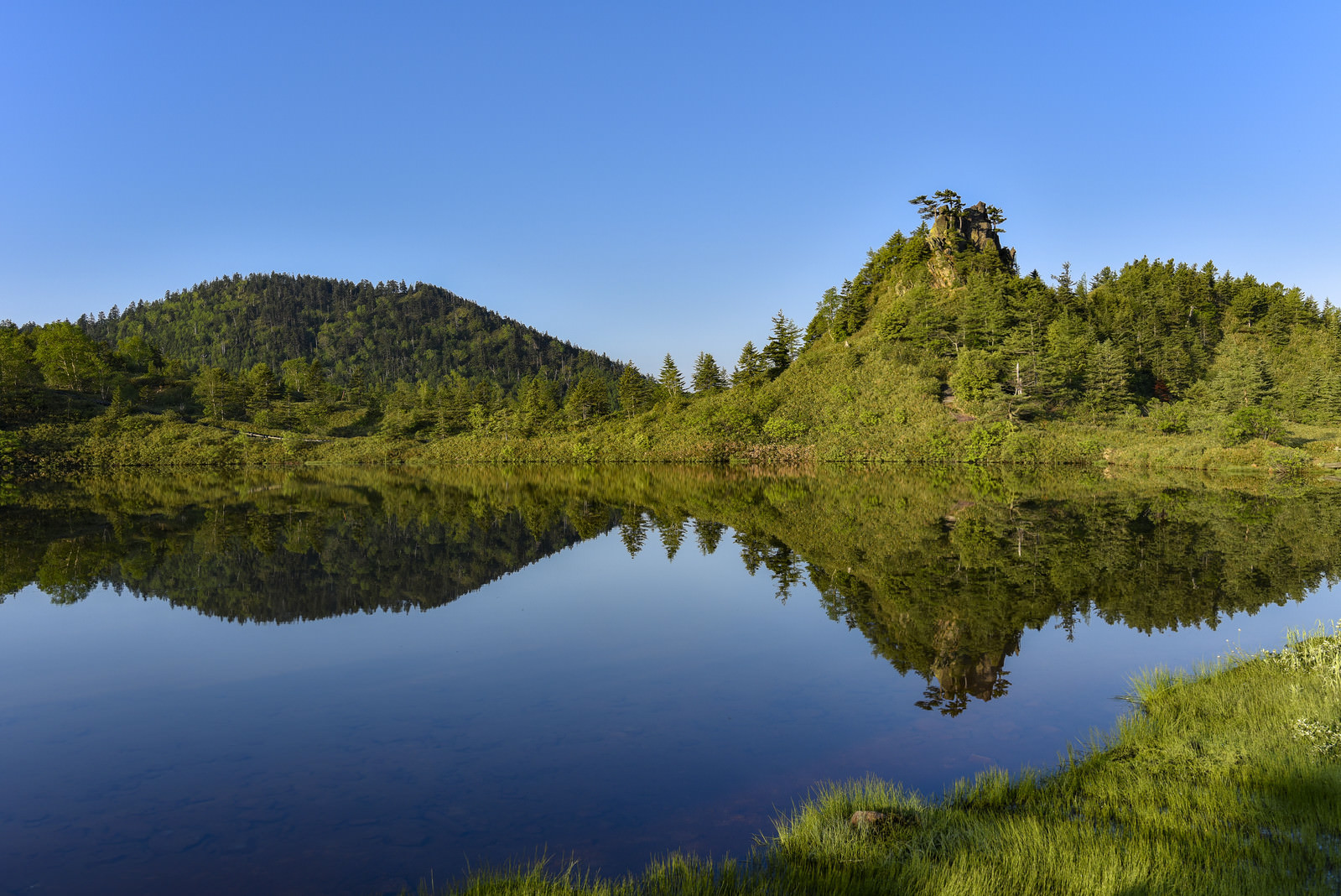 湖面に反射する弓池の景色 草津白根山 の写真素材 ぱくたそ