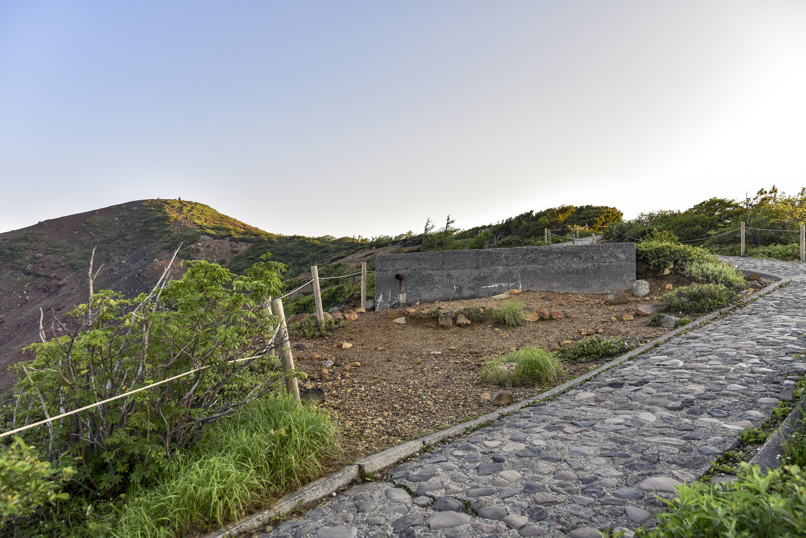 草津白根山湯釜へと向かう道の写真素材 ぱくたそ