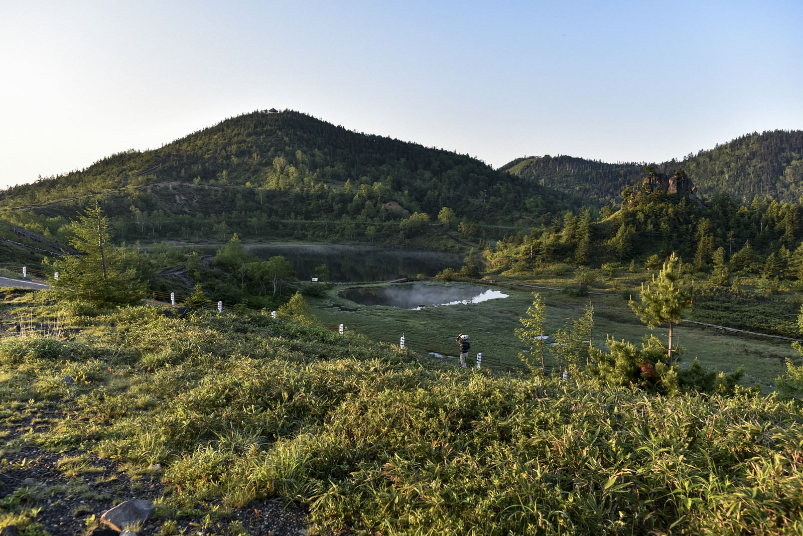 草津白根山湯釜駐車場から見る弓池方面の写真素材 ぱくたそ