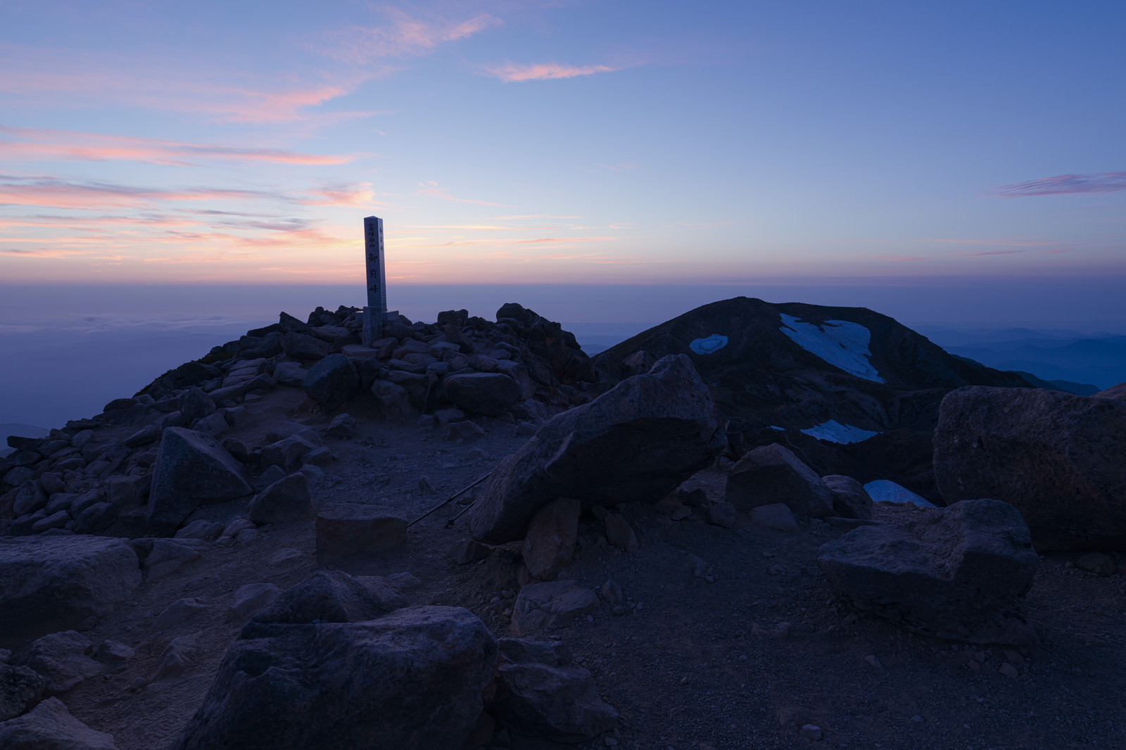 「夕日が沈んだ後の白山山頂 | フリー素材のぱくたそ」の写真