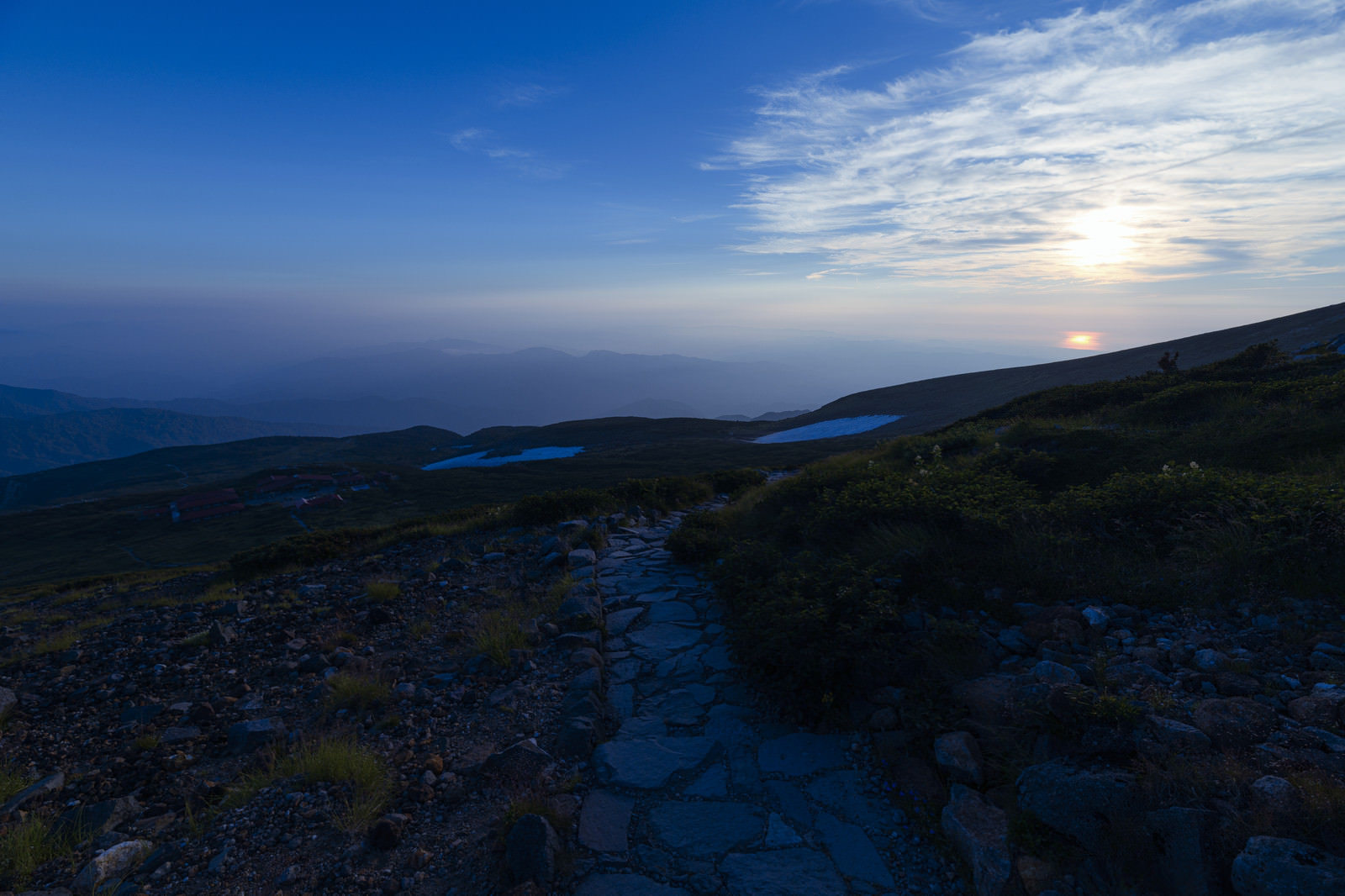 「日本海に沈む夕日を眺めて歩く白山登山道 | フリー素材のぱくたそ」の写真