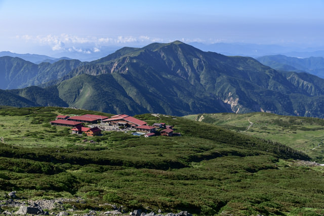 白山室堂小屋と別山の遠景の無料写真素材