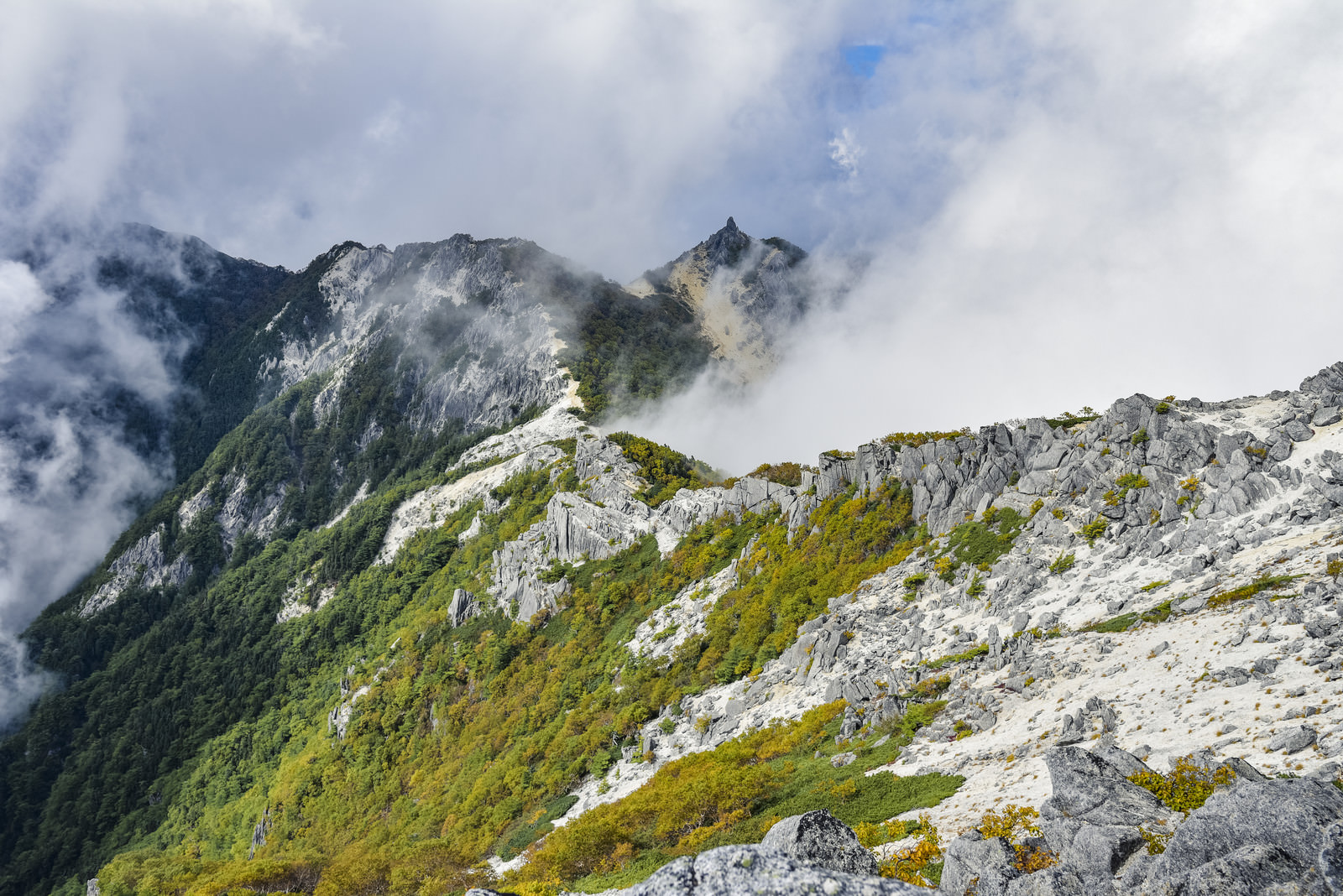 「白砂の稜線の向こうに浮かぶオベリスク（鳳凰三山）」の写真