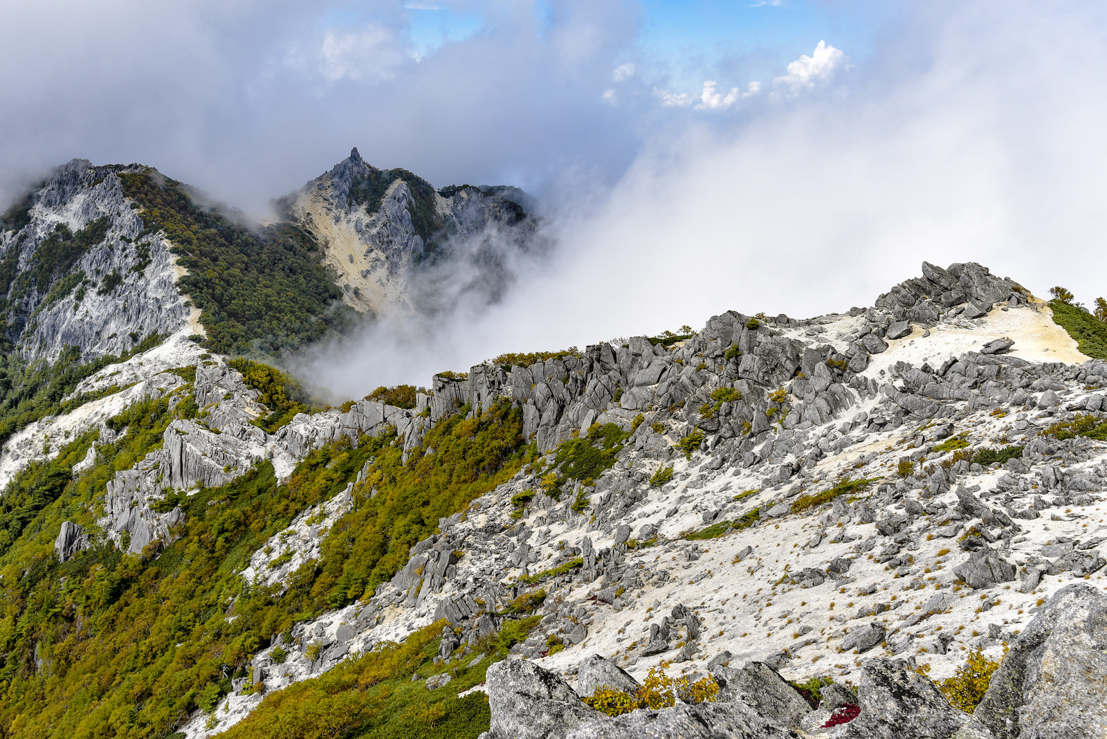 「鳳凰山オベリスクと稜線の景色（鳳凰三山） | フリー素材のぱくたそ」の写真