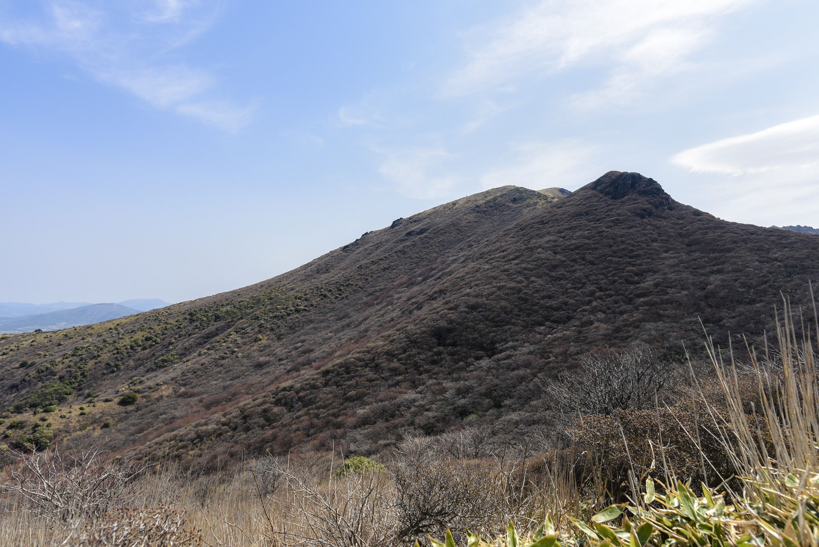 久住山のなだらかな山の姿 大分県 の写真 フリー素材は ぱくたそ 写真を無料ダウンロード