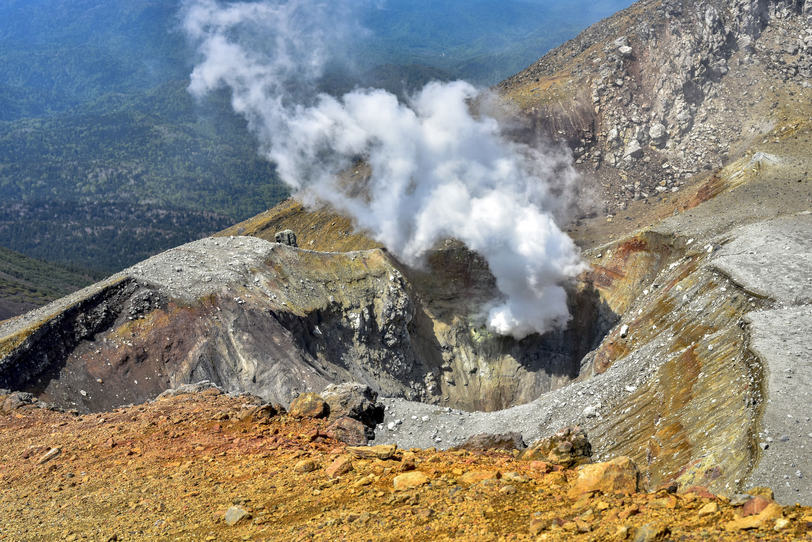 雌阿寒岳中腹から湧き上がる噴気の写真素材 ぱくたそ