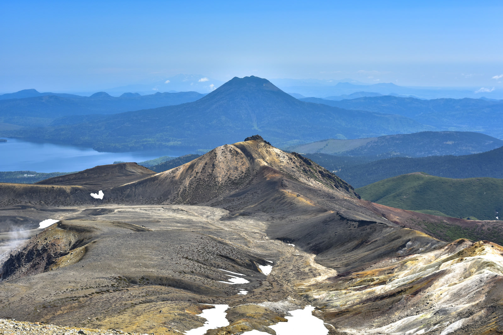 雌阿寒岳山頂から見る雄阿寒岳と阿寒湖方面の写真素材 ぱくたそ