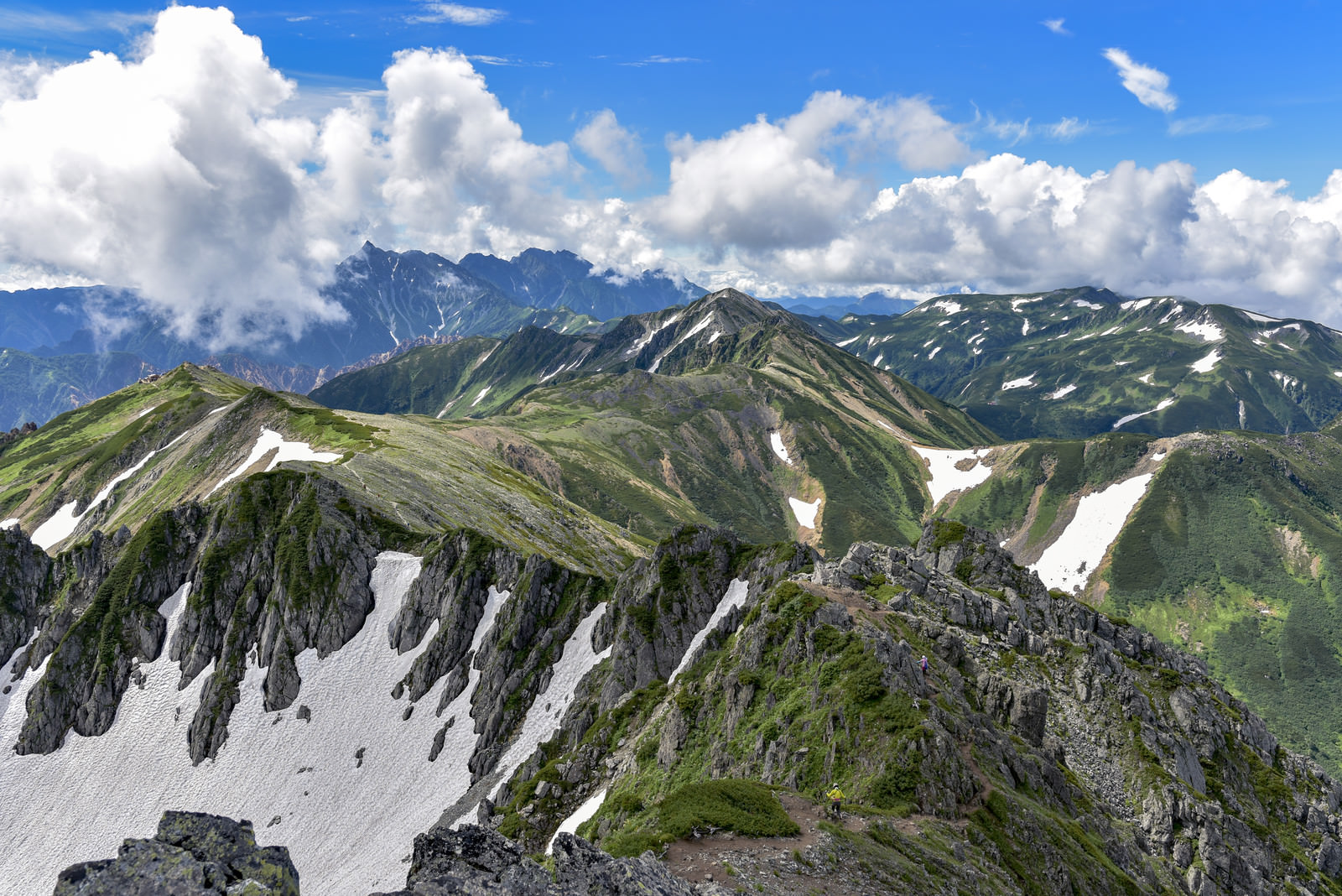 水晶岳山頂から見る鷲羽岳と北アルプス南部の景色の写真素材 ぱくたそ 水晶岳山頂から見る鷲羽岳と北アルプス南部の景色の写真素材 ぱくたそ